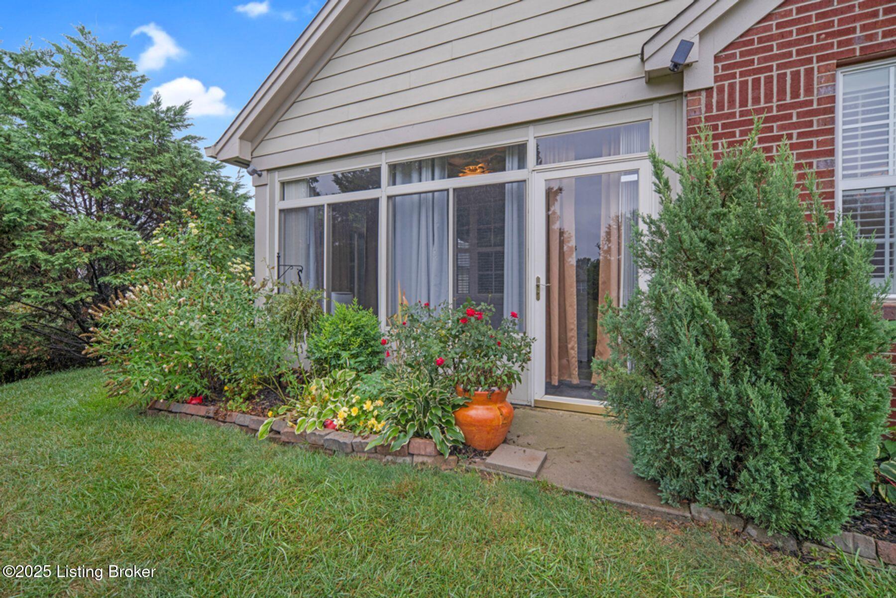 5003 Caerlson Ln