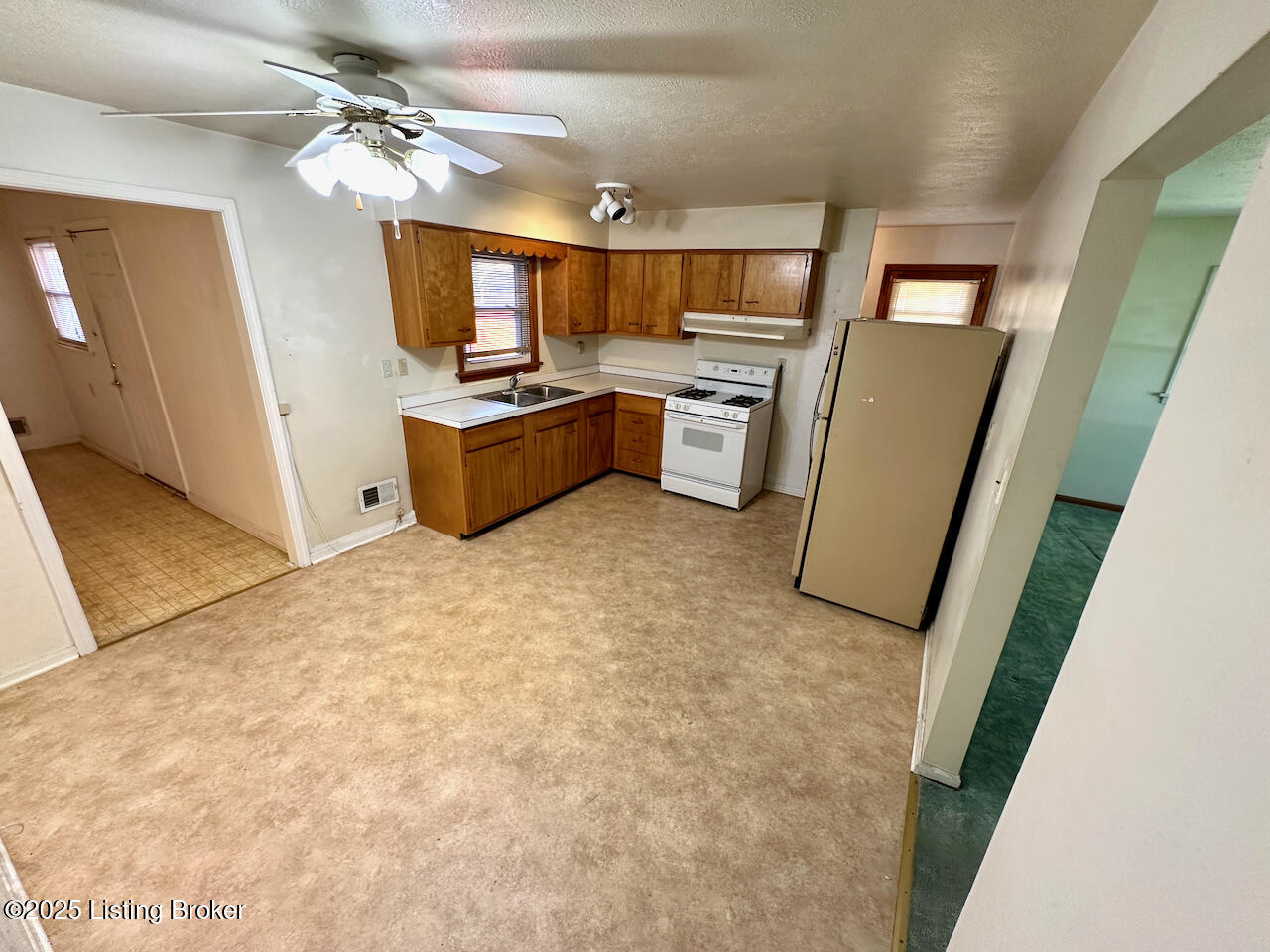 5912 Gloria Ln