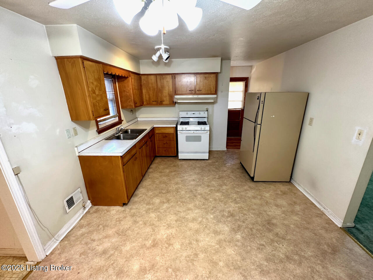 5912 Gloria Ln