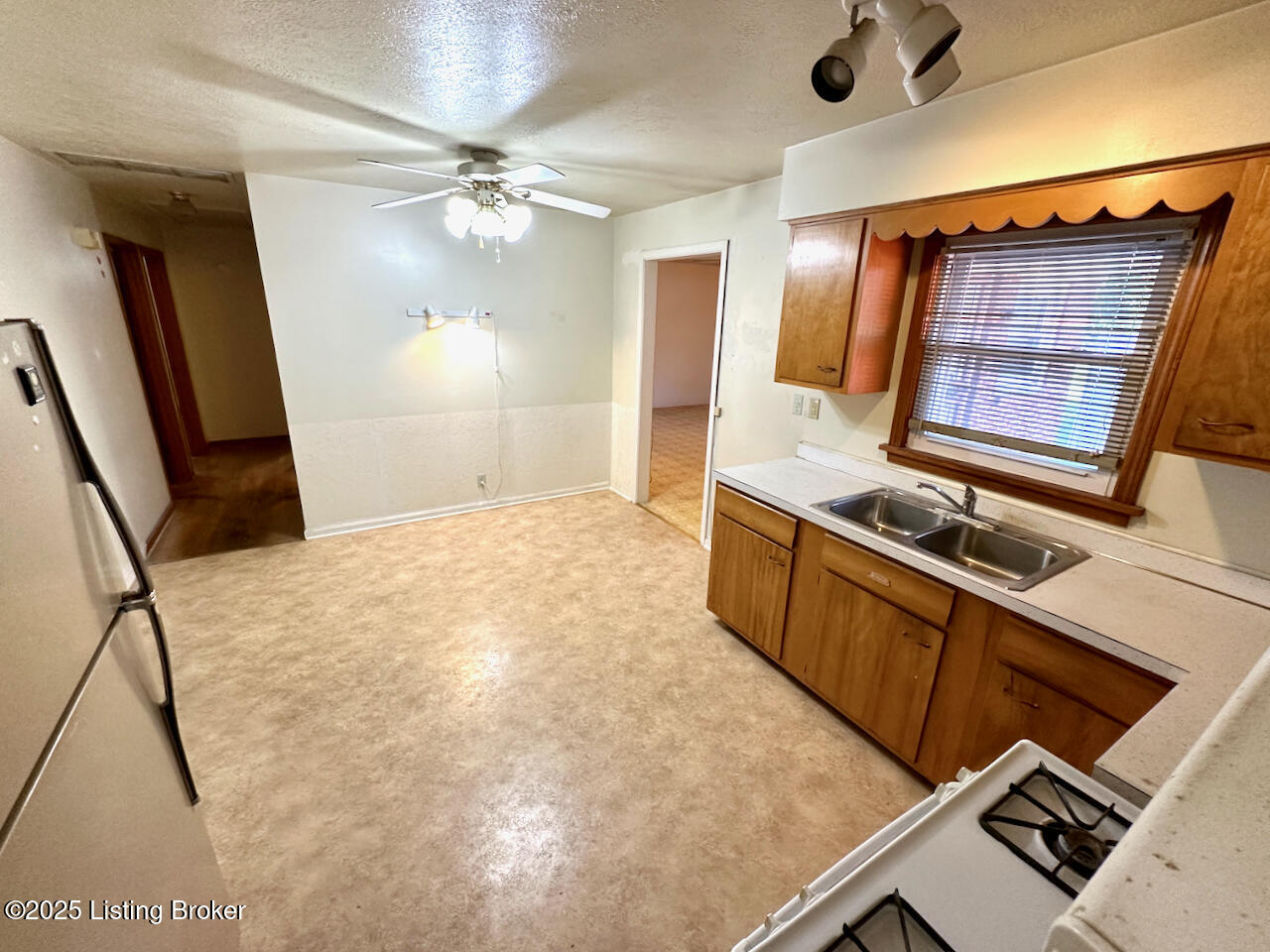5912 Gloria Ln