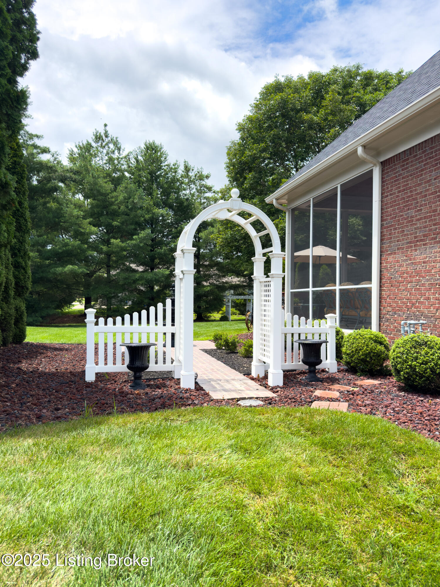 7210 Hunters Run Dr