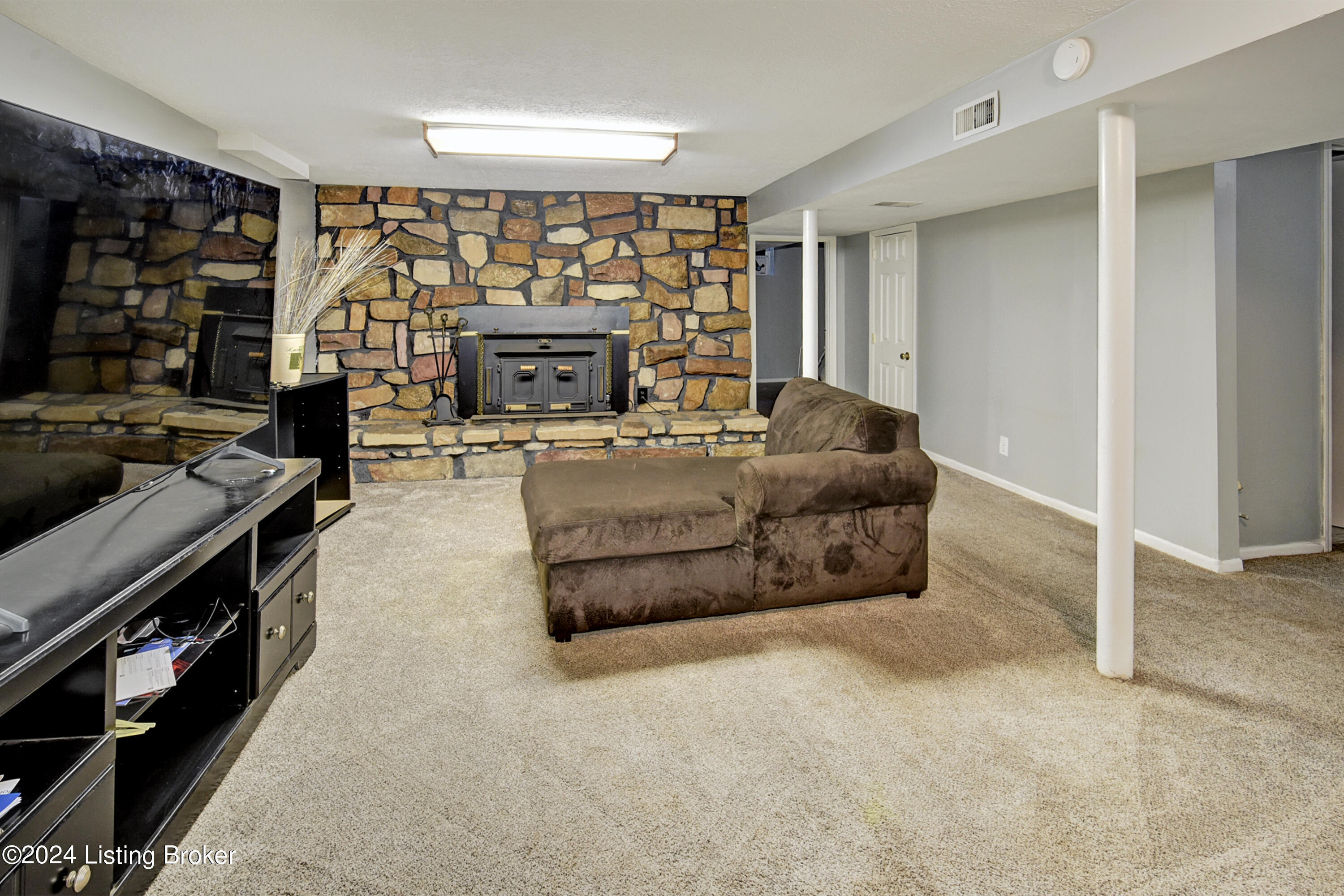 5513 Tamarack Ln