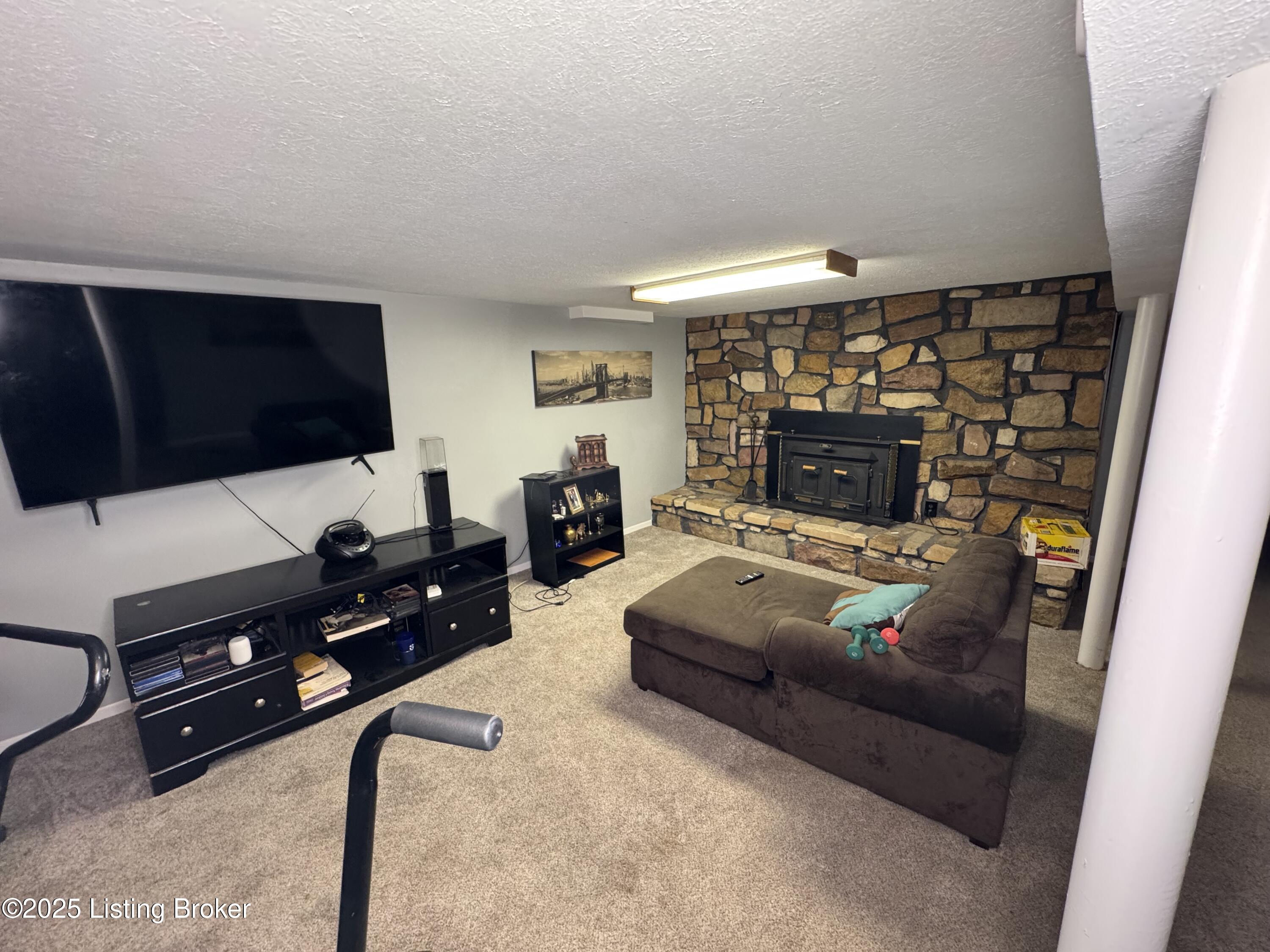 5513 Tamarack Ln