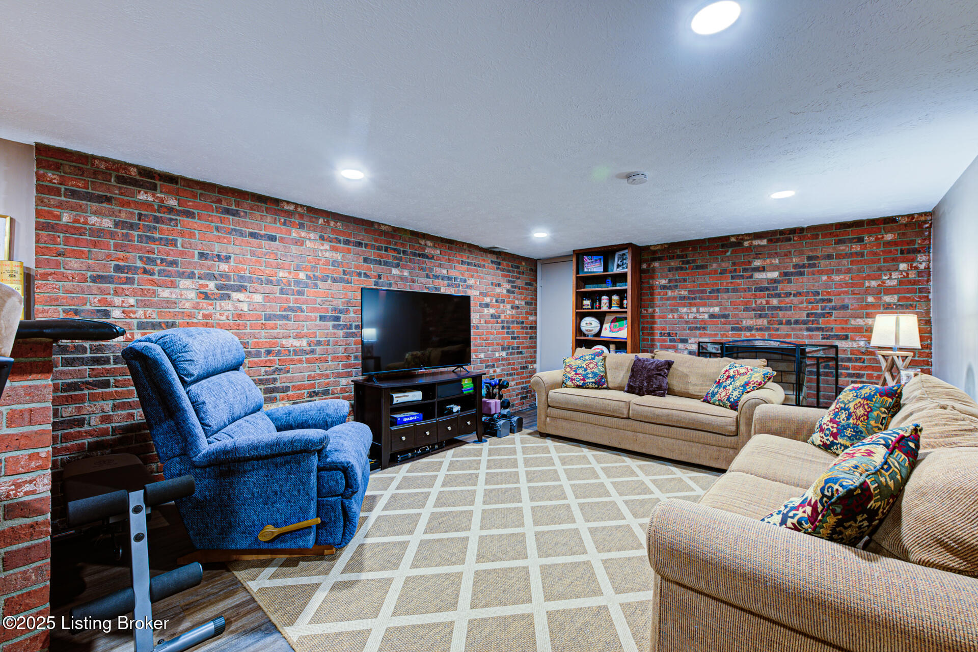 2909 White Plains Rd