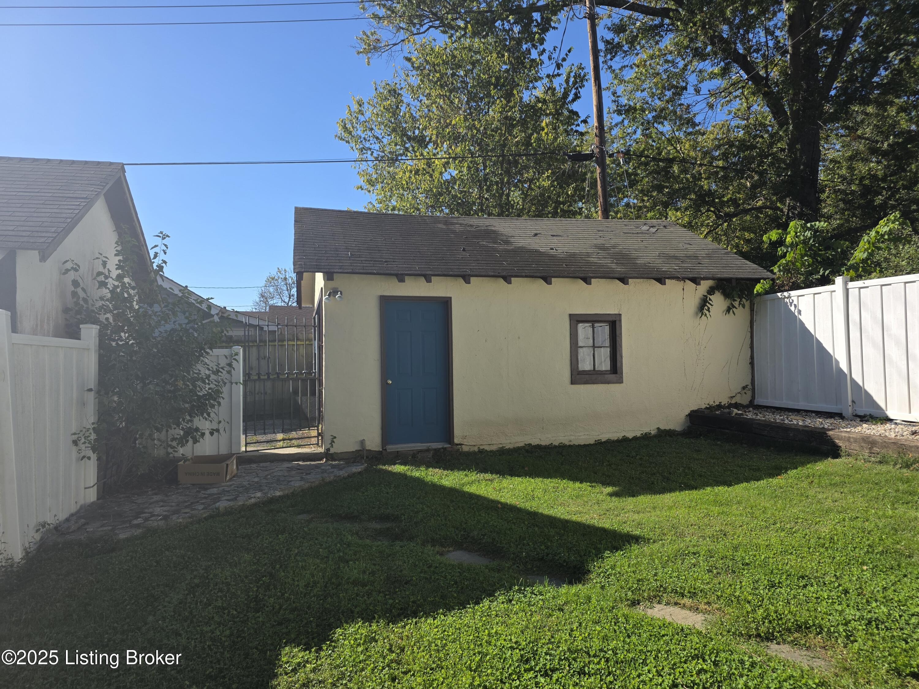 1402 Main St