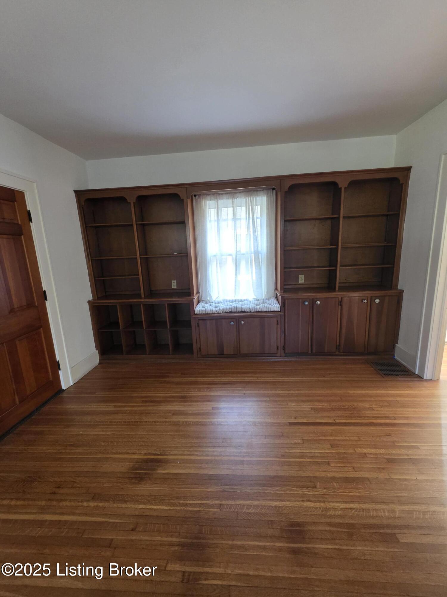 1402 Main St