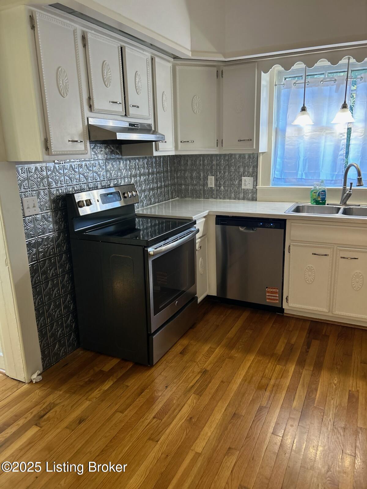 1402 Main St