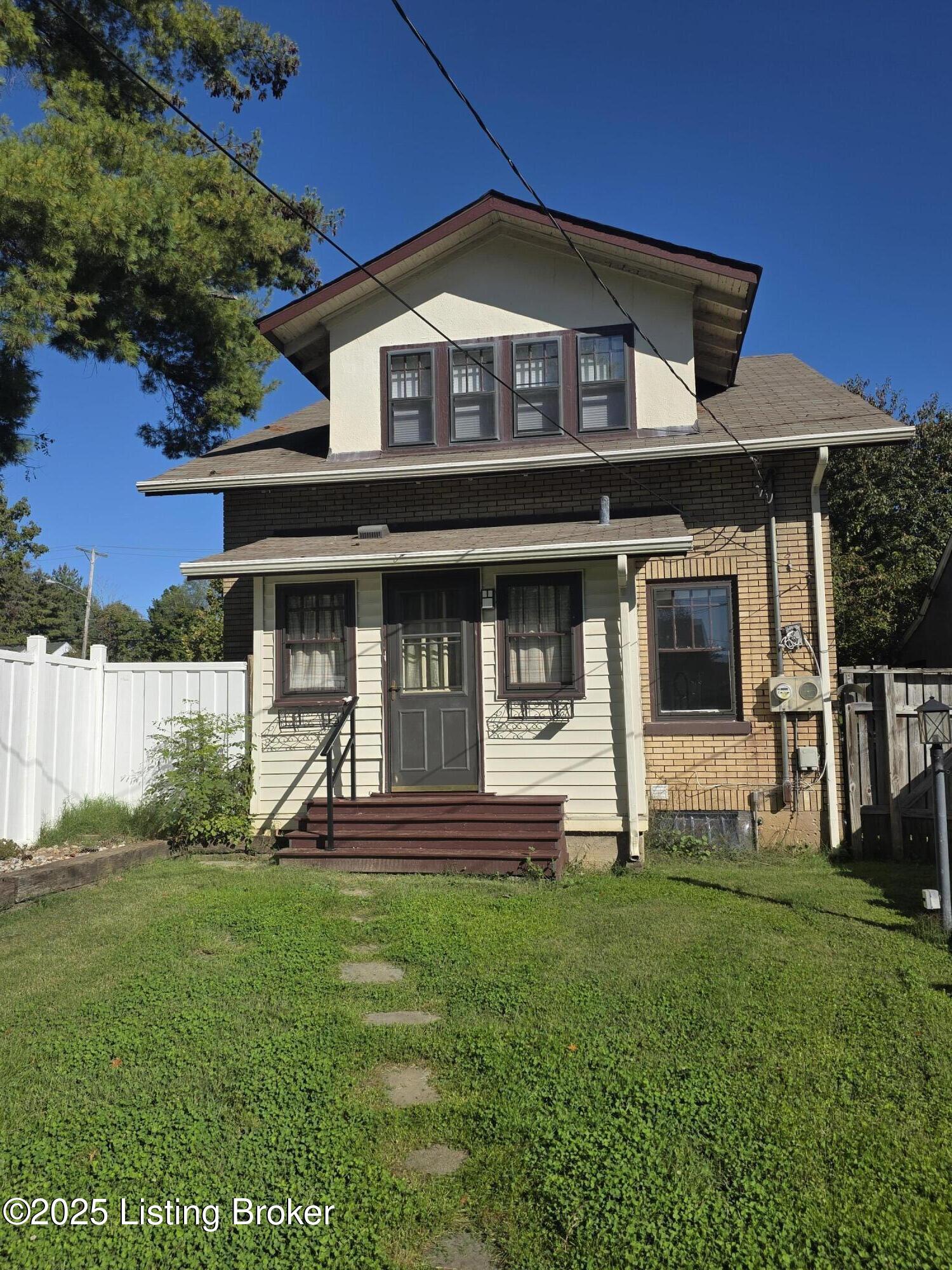 1402 Main St