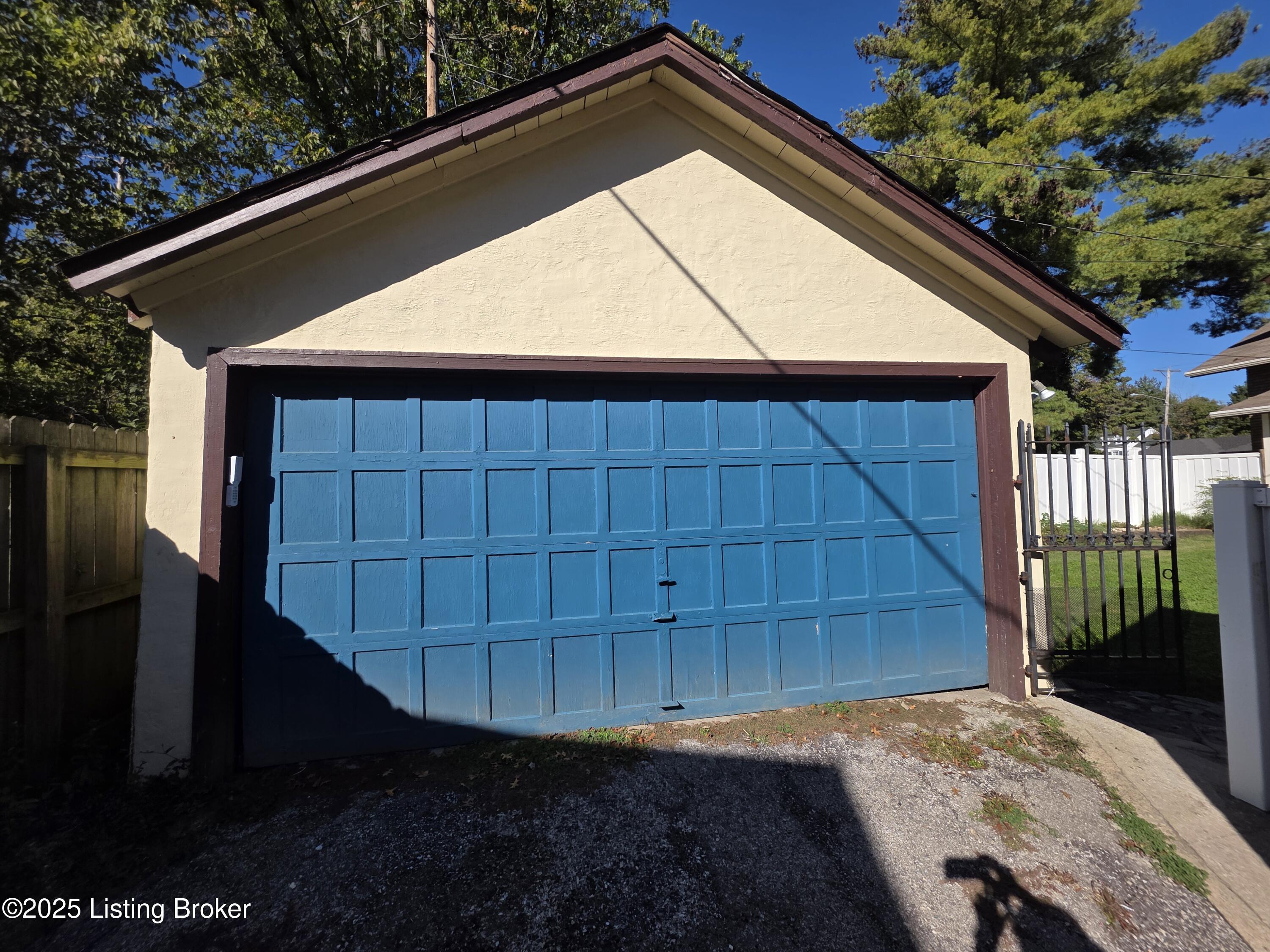 1402 Main St