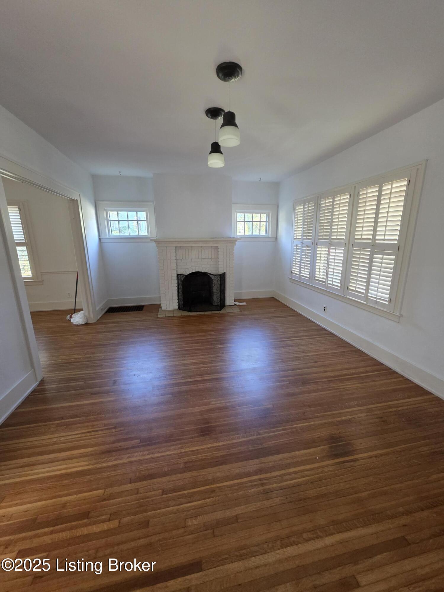 1402 Main St
