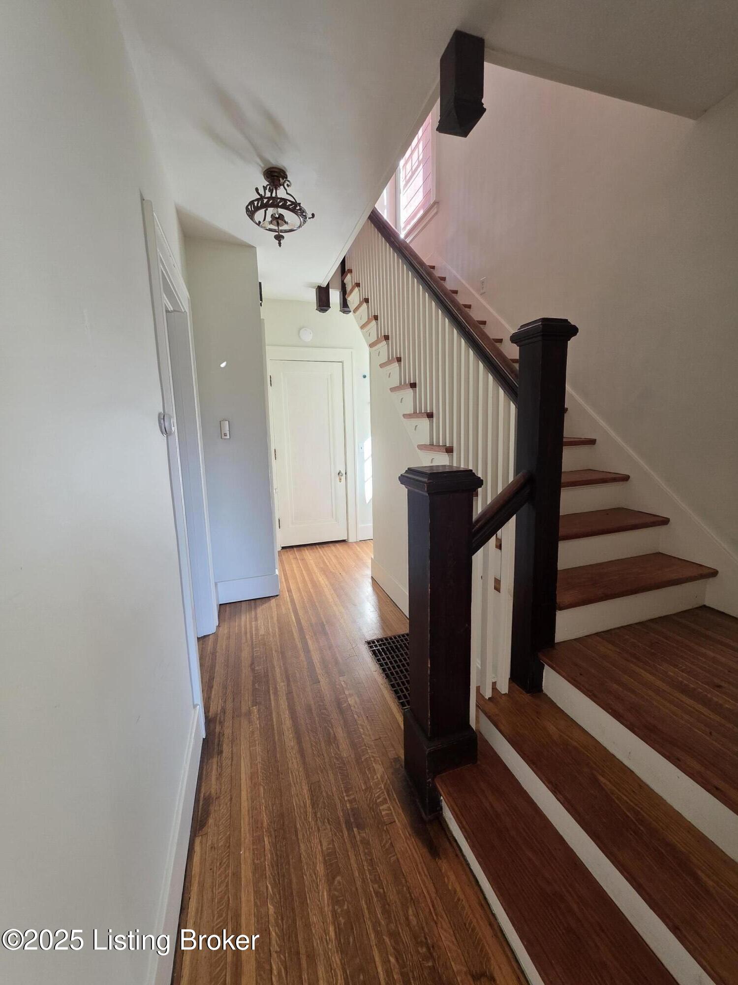 1402 Main St