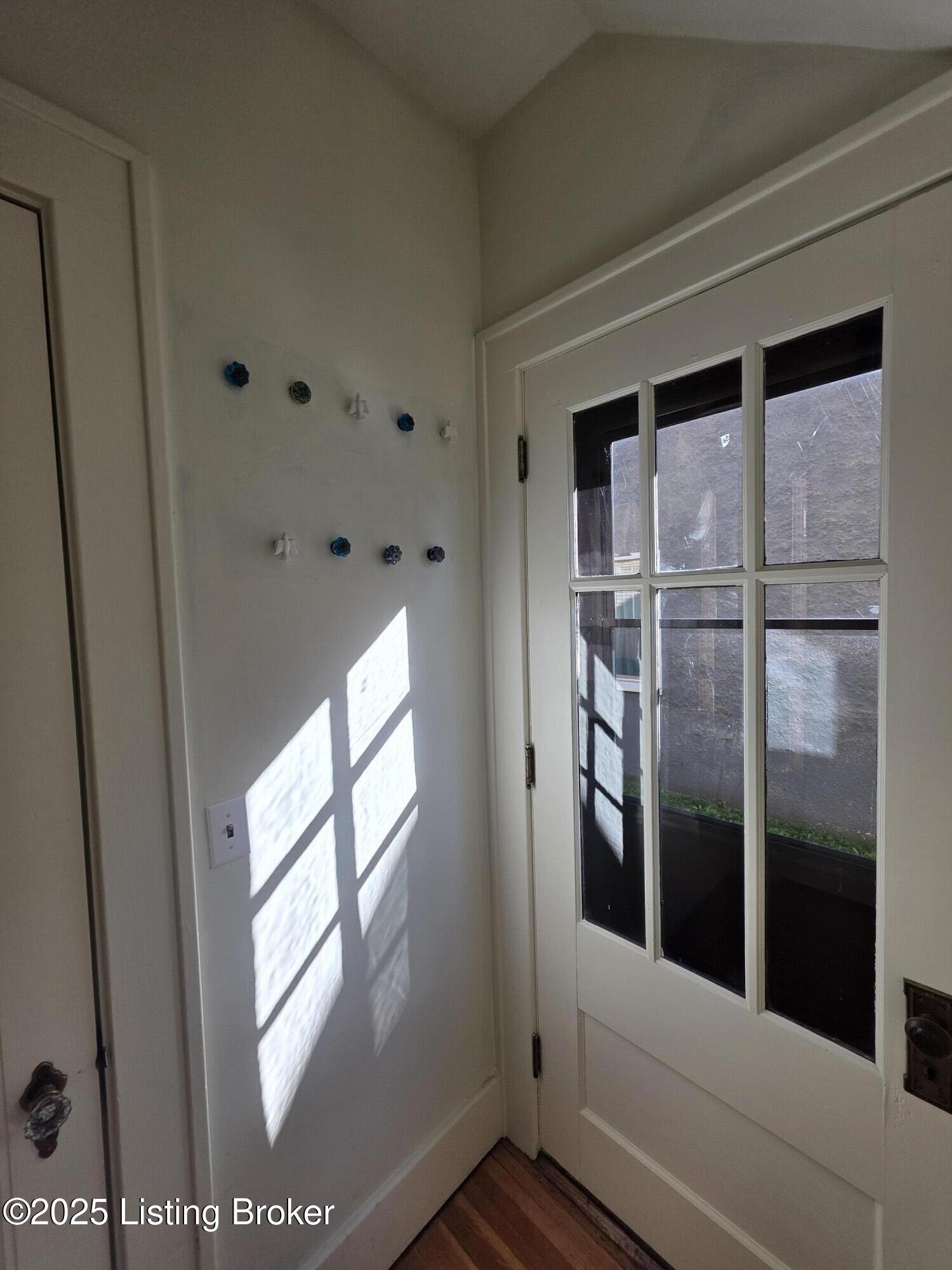 1402 Main St