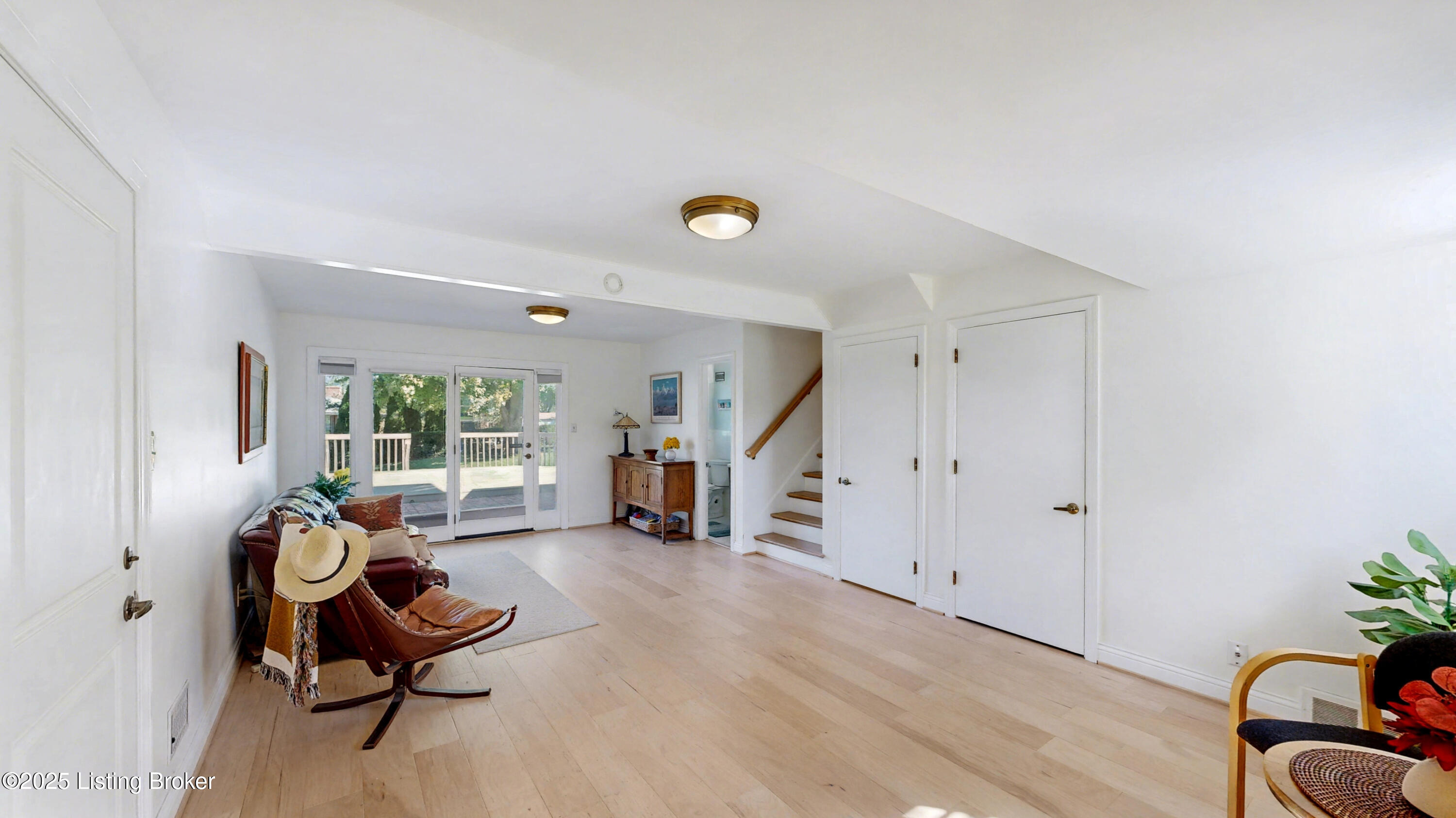 905 Iola Rd