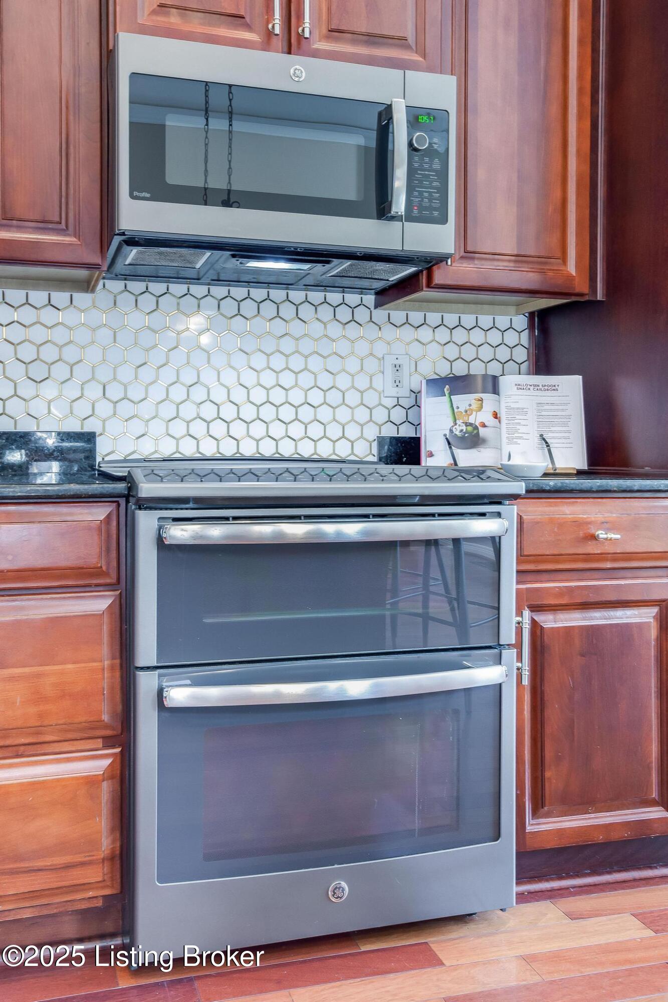 6319 Zurich Ct