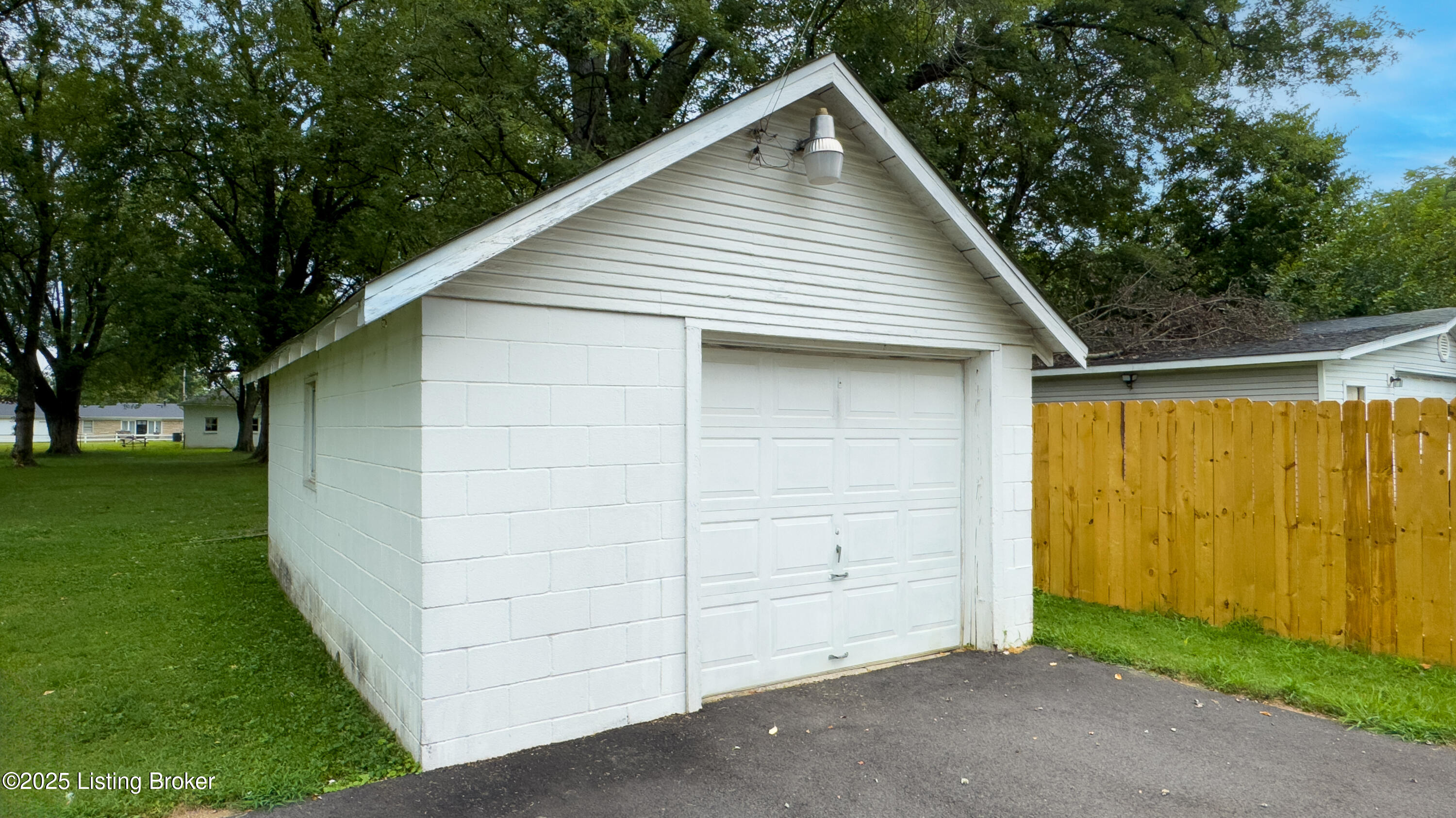 2107 Auburn Dr