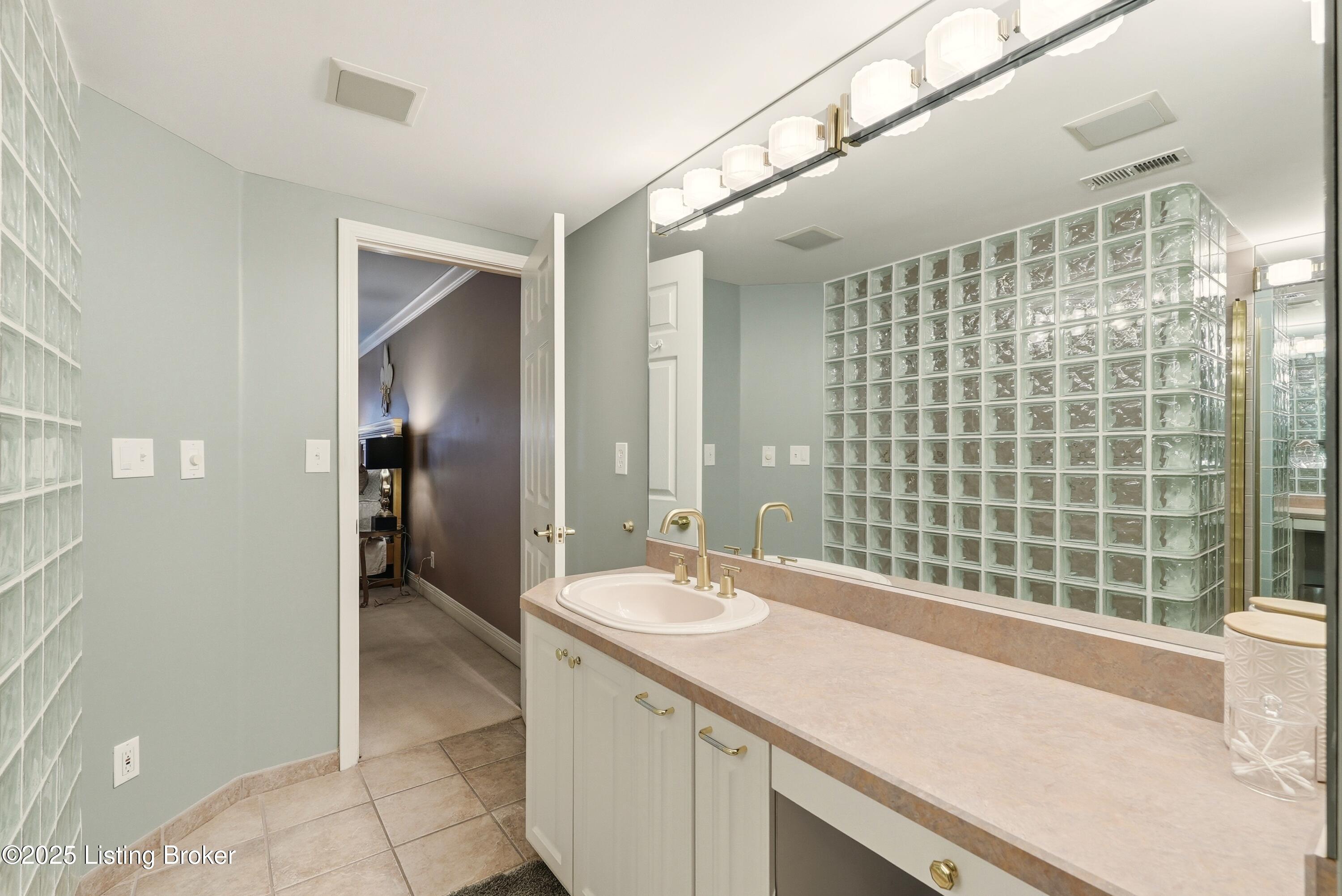 404 Eastgate Village Wynde