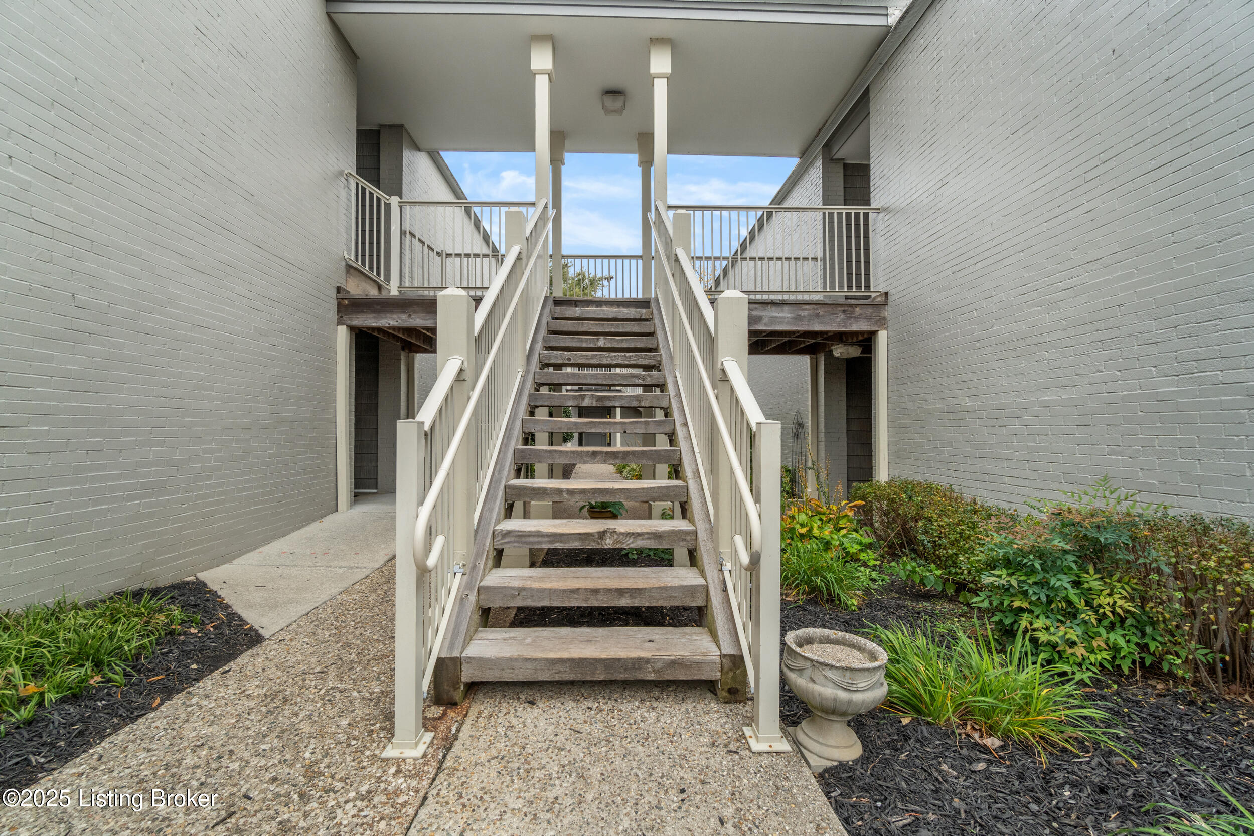 1935 Gardiner Ln APT B27
