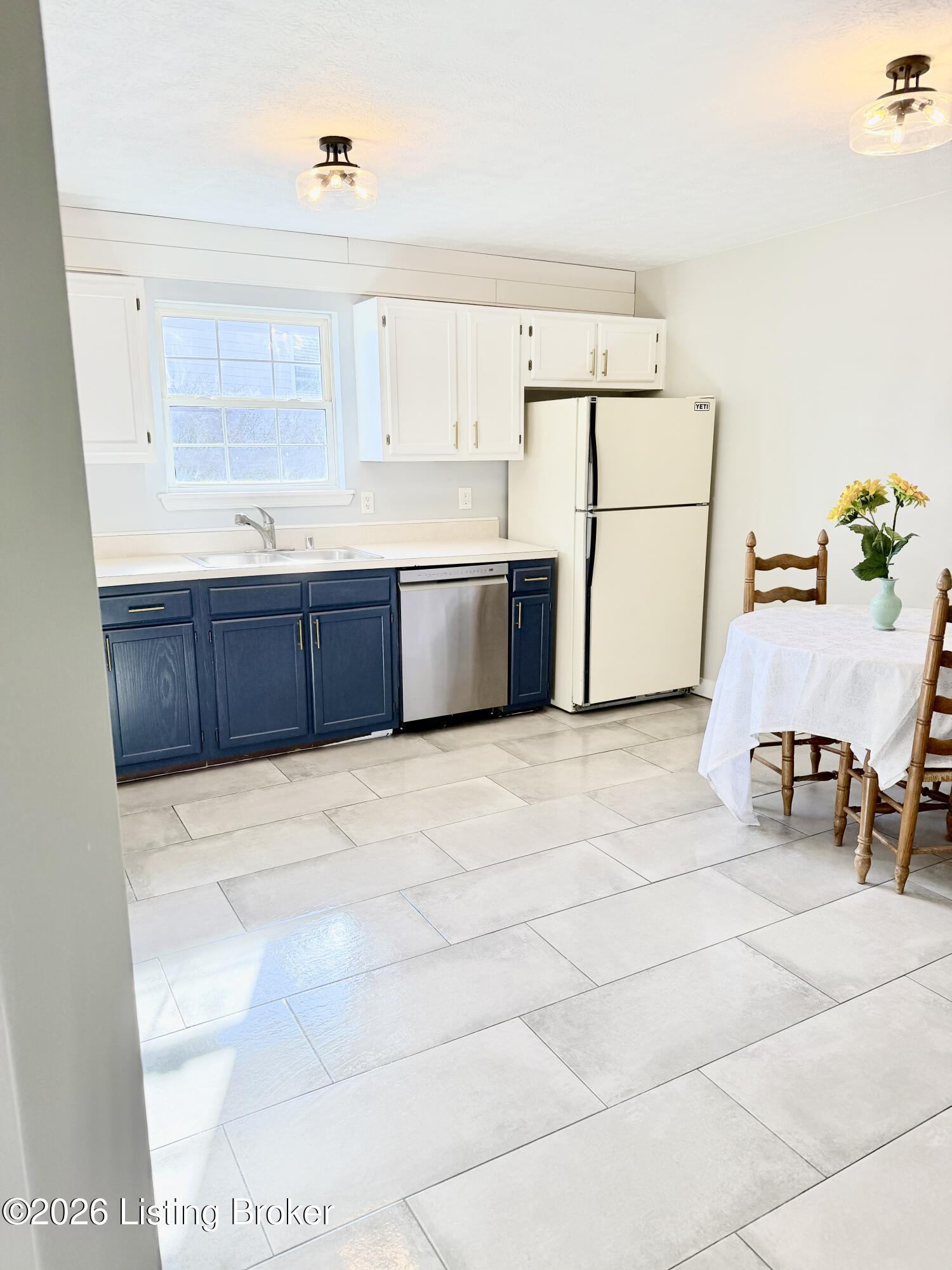 810 Rolling Ridge Cir