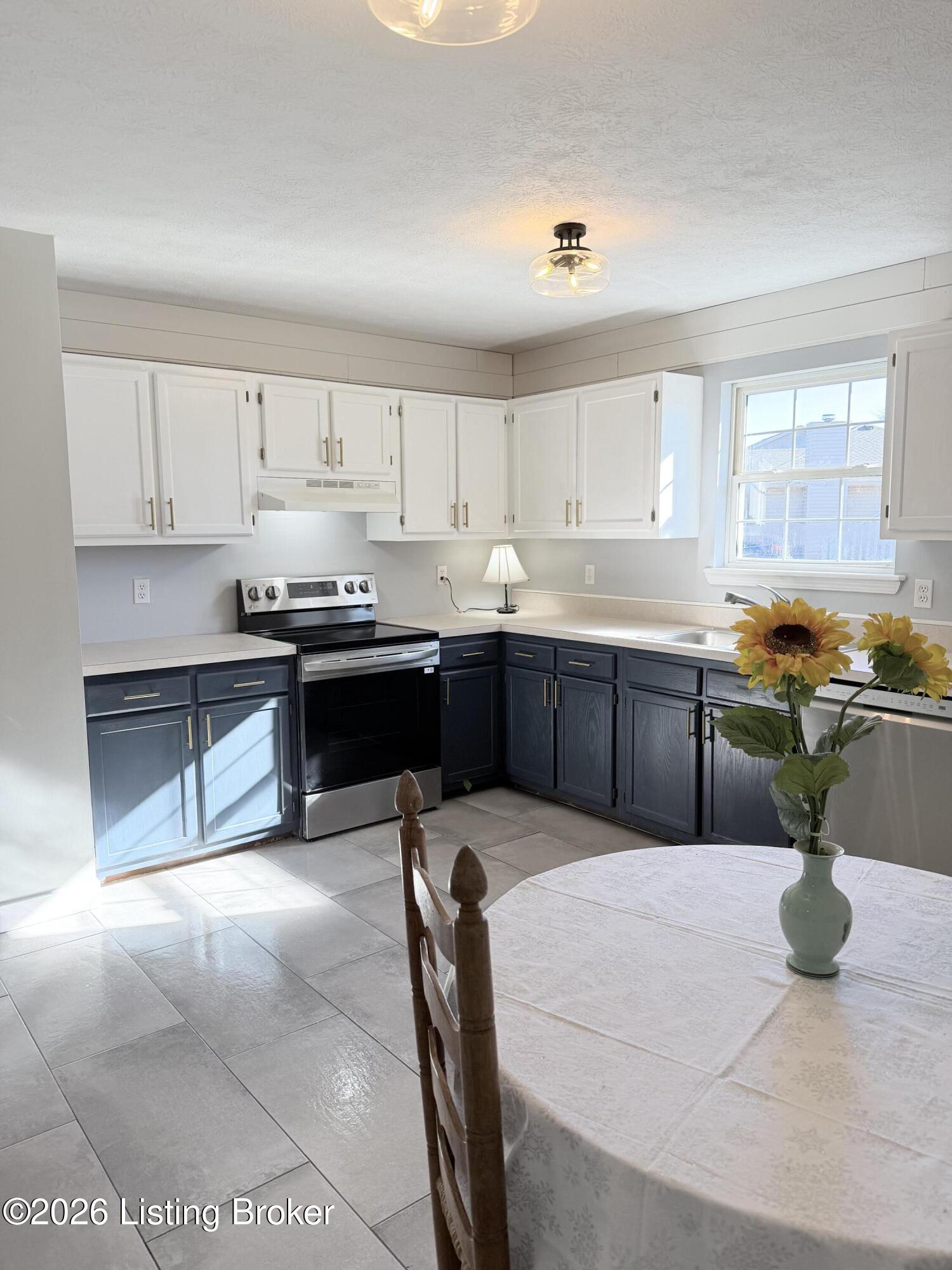 810 Rolling Ridge Cir