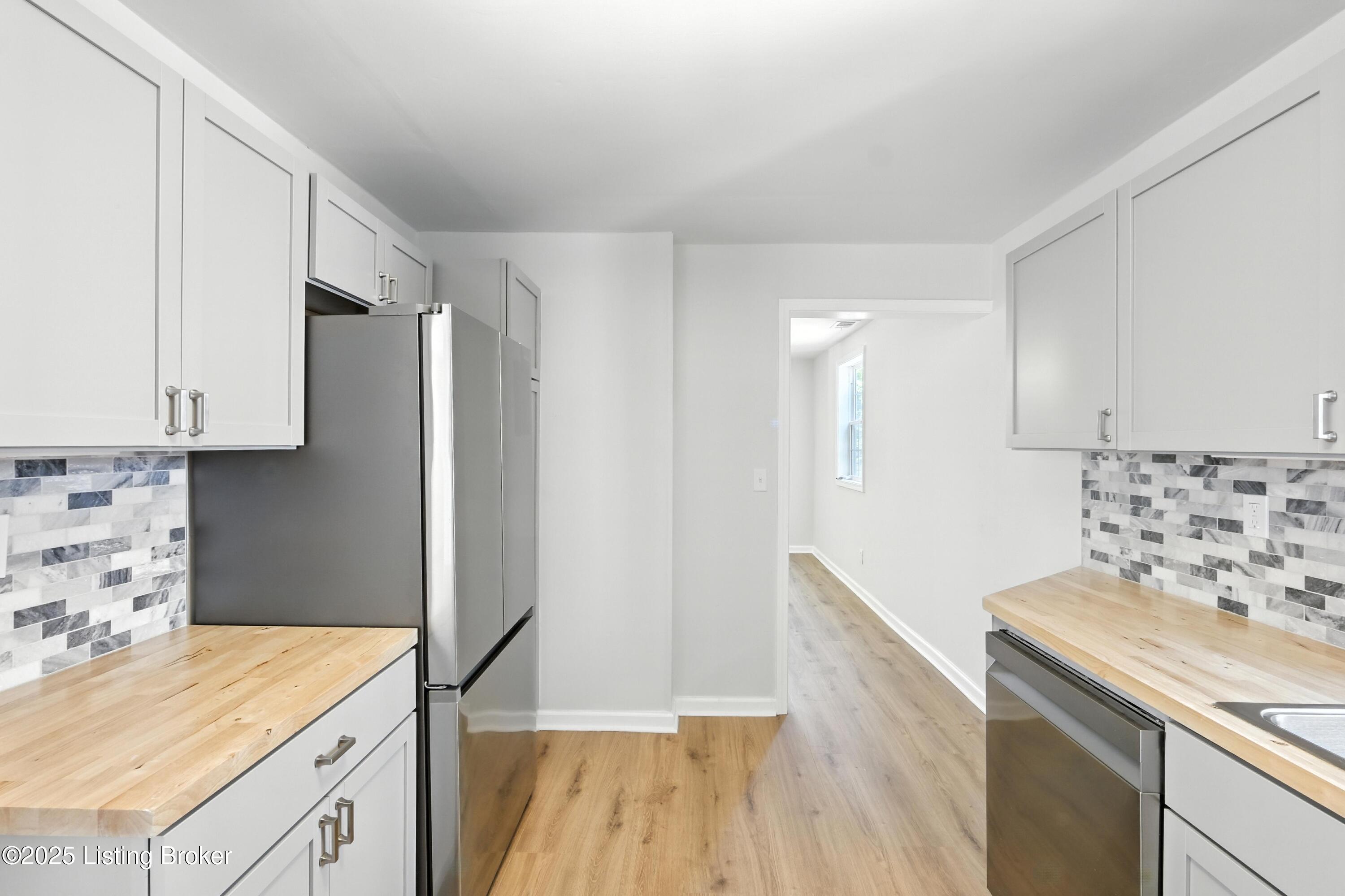 137 S Bayly Ave
