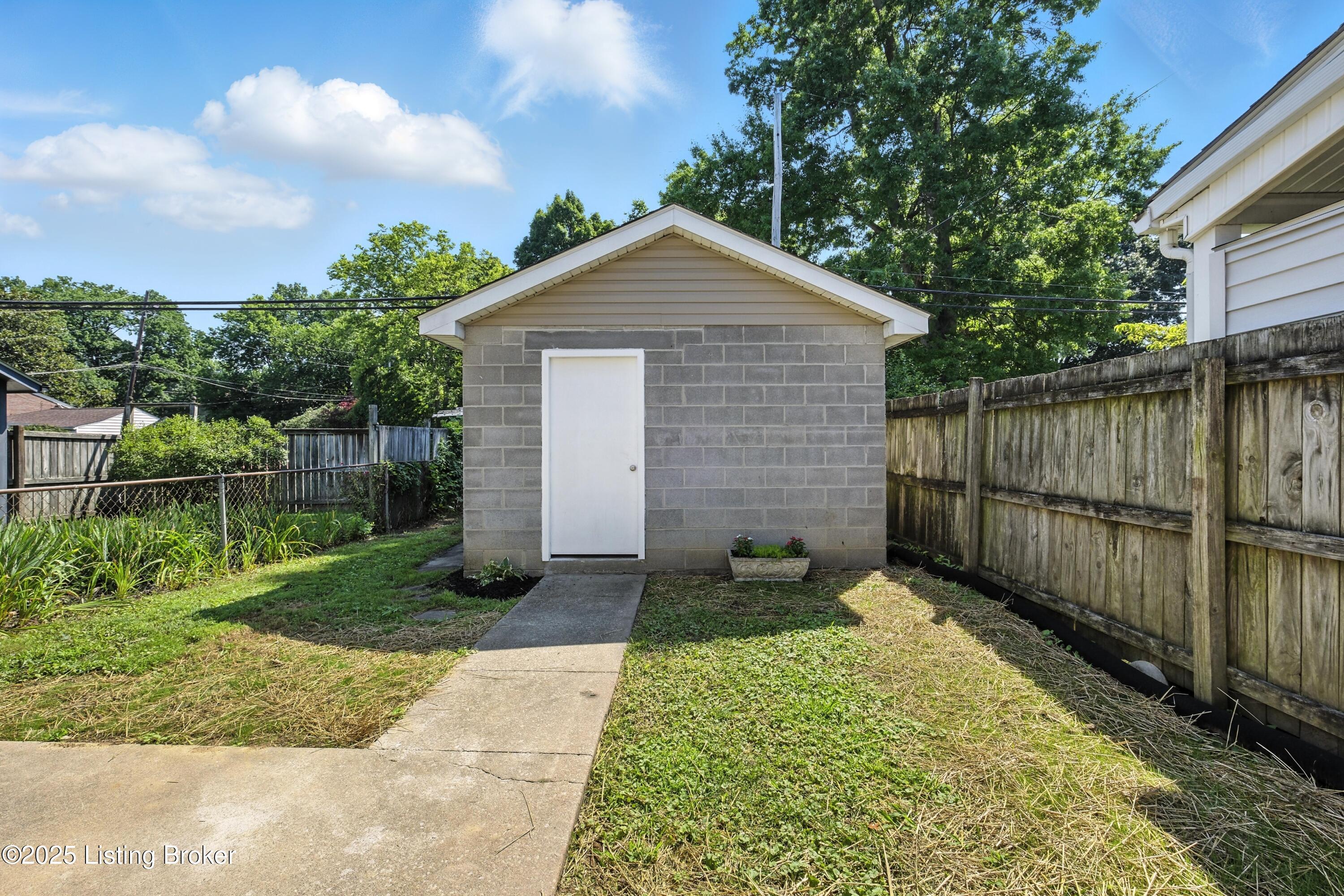 137 S Bayly Ave
