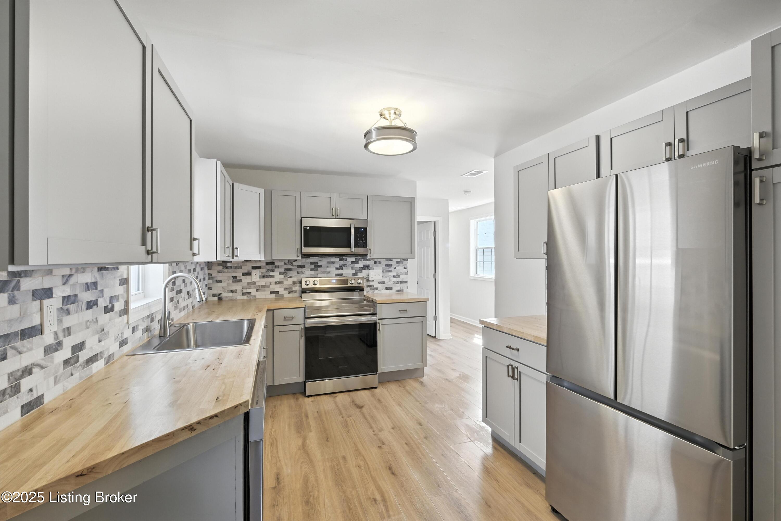 137 S Bayly Ave