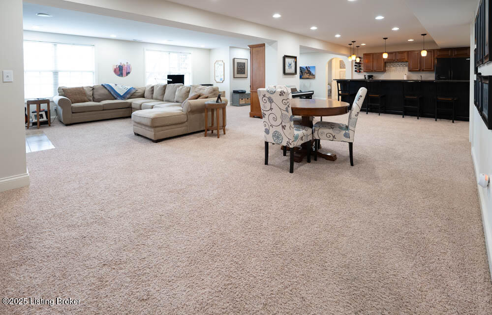 8017 Williamsgate Cir