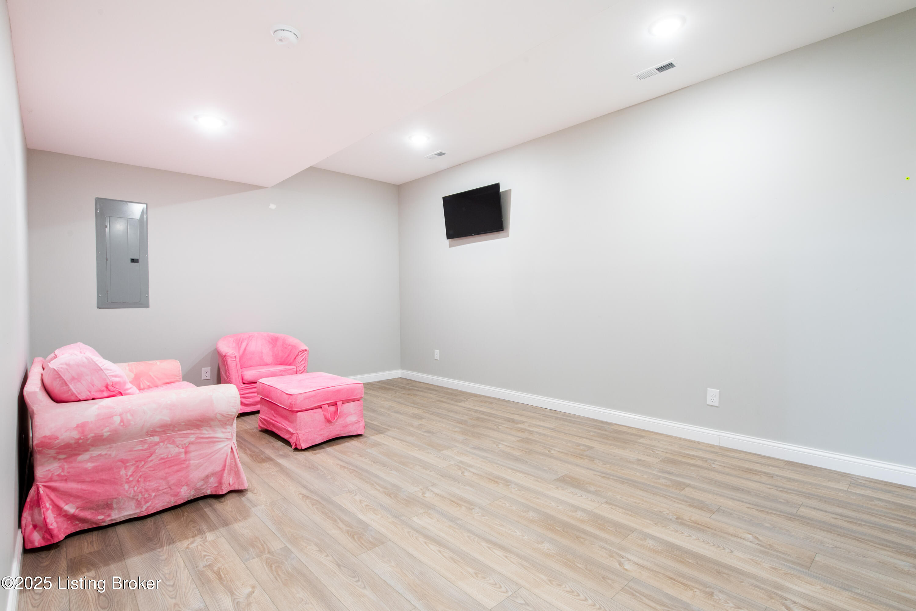 24 Greenbriar Dr