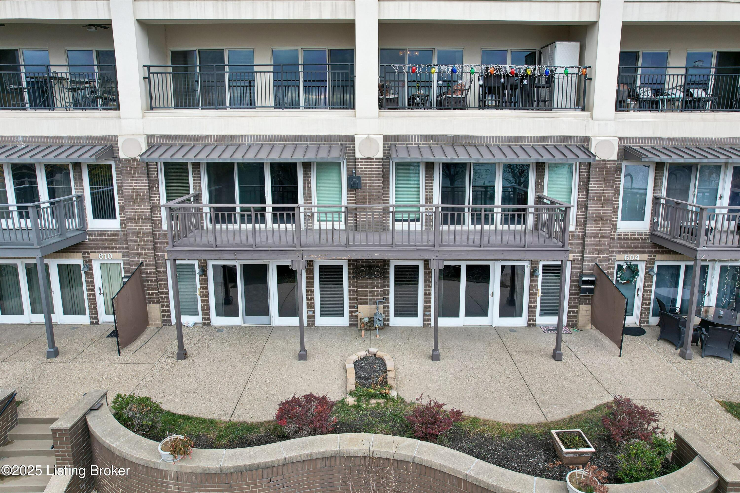 606 W Riverside Dr