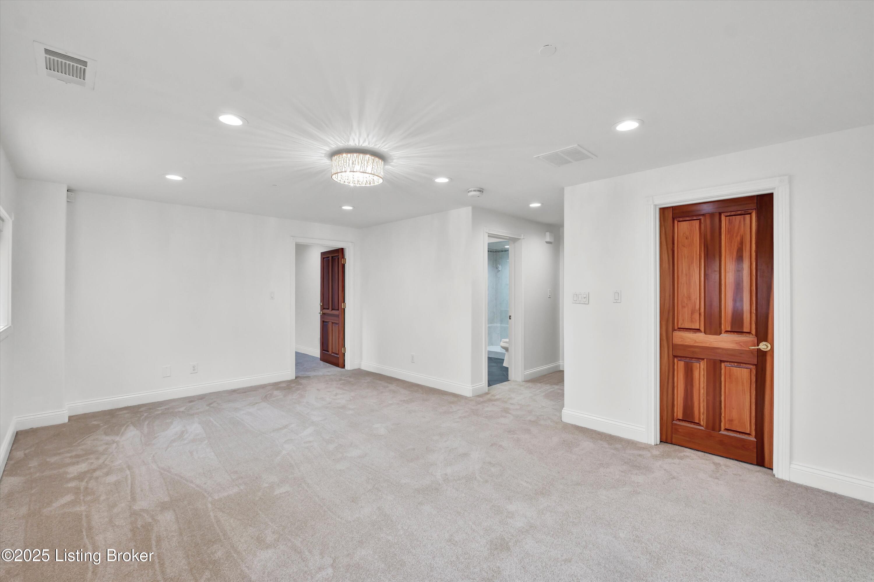 606 W Riverside Dr