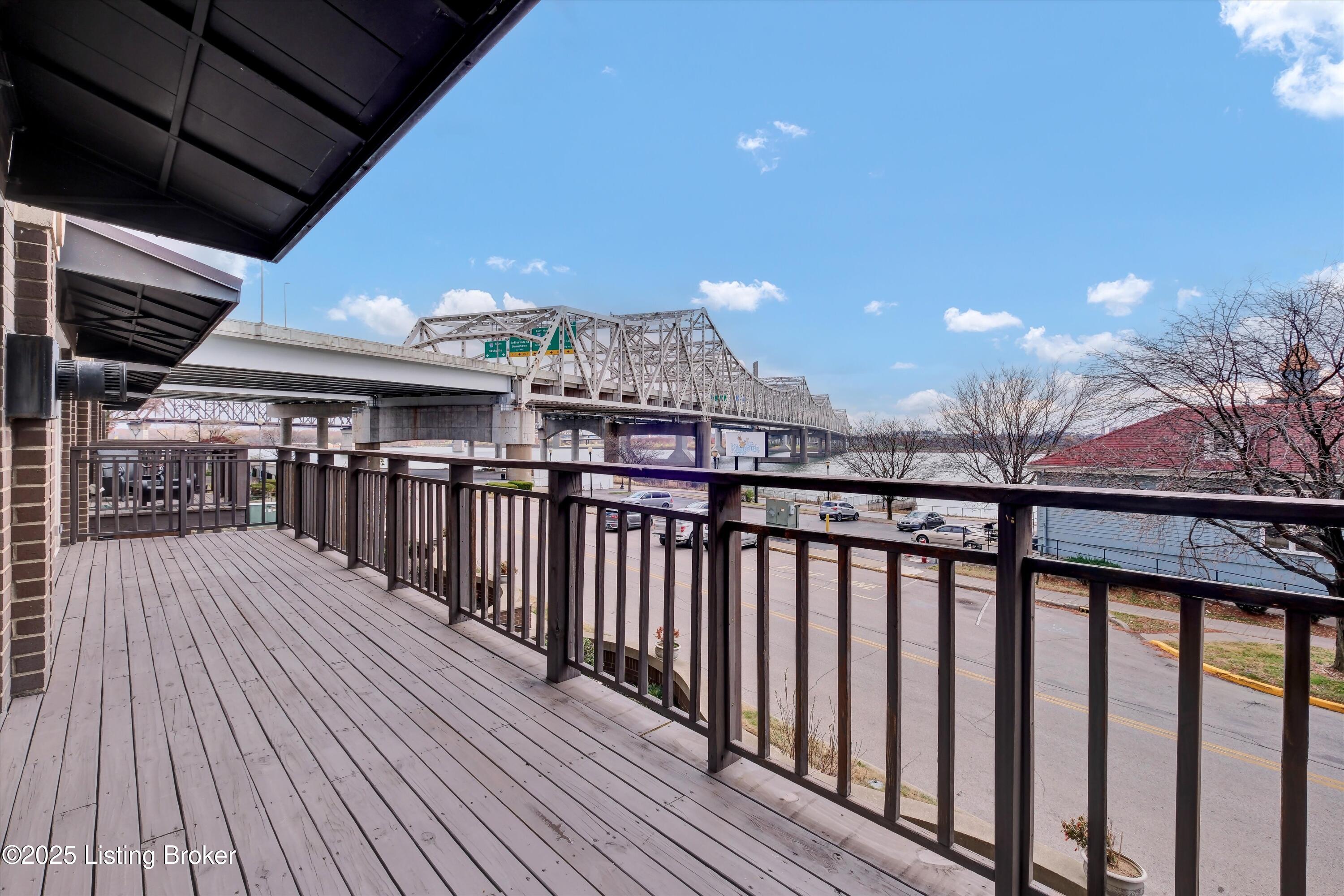 606 W Riverside Dr
