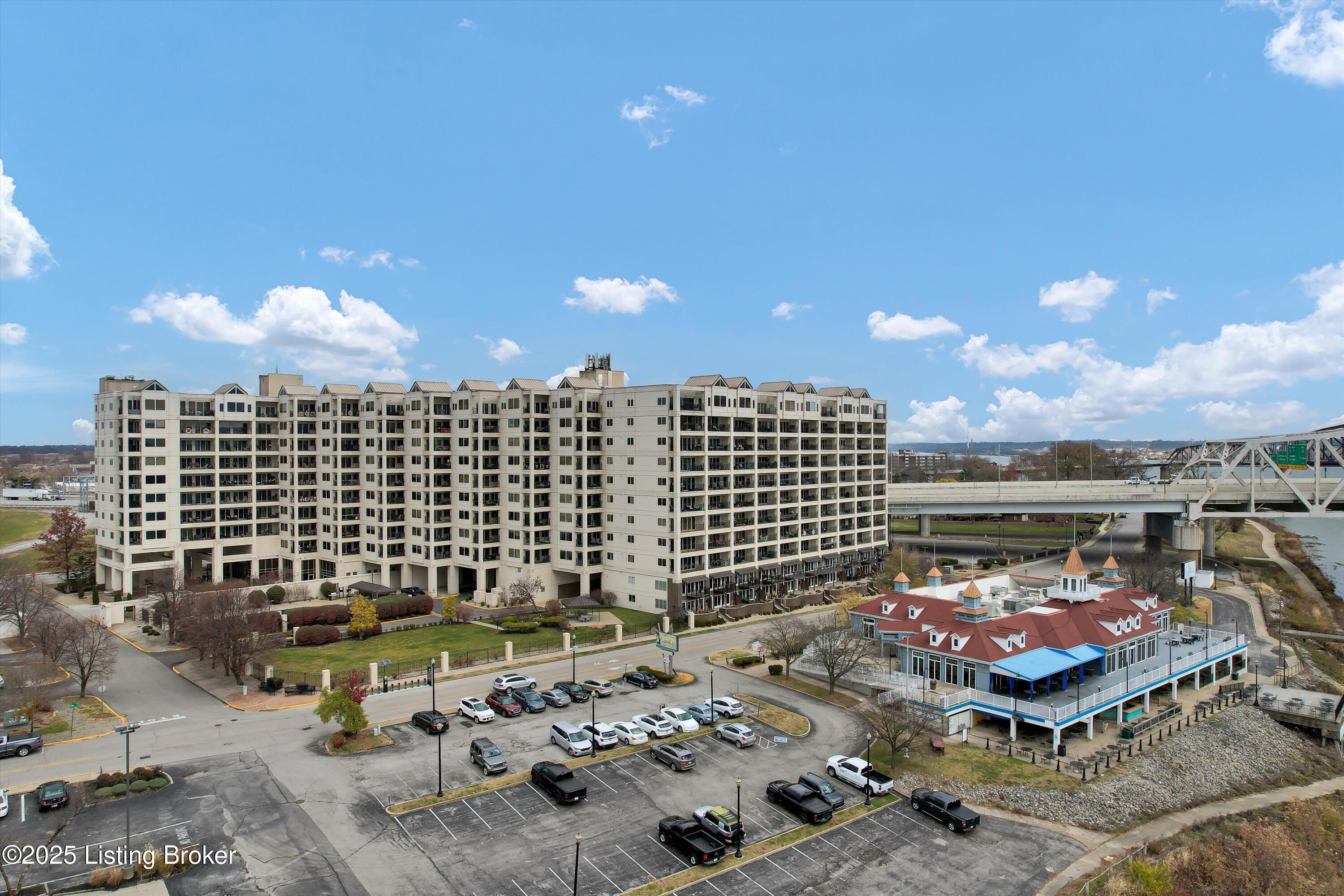 606 W Riverside Dr