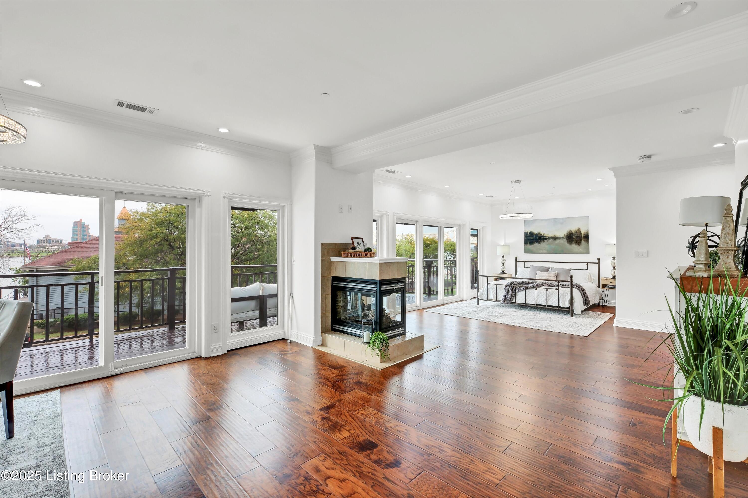 606 W Riverside Dr