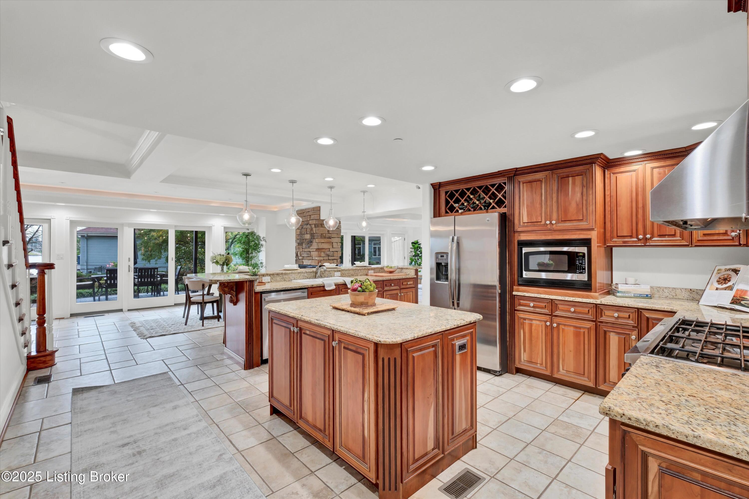 606 W Riverside Dr