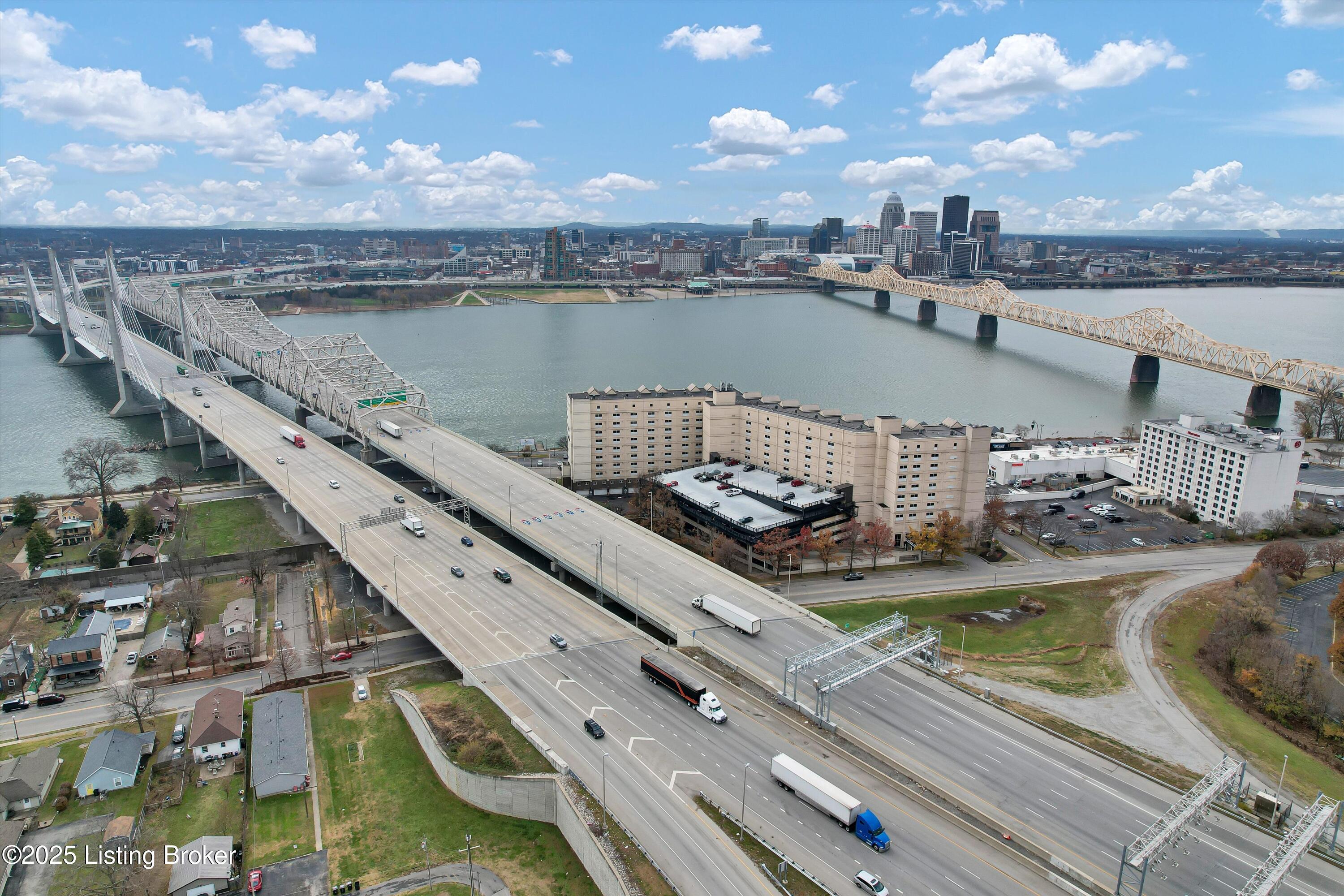 606 W Riverside Dr