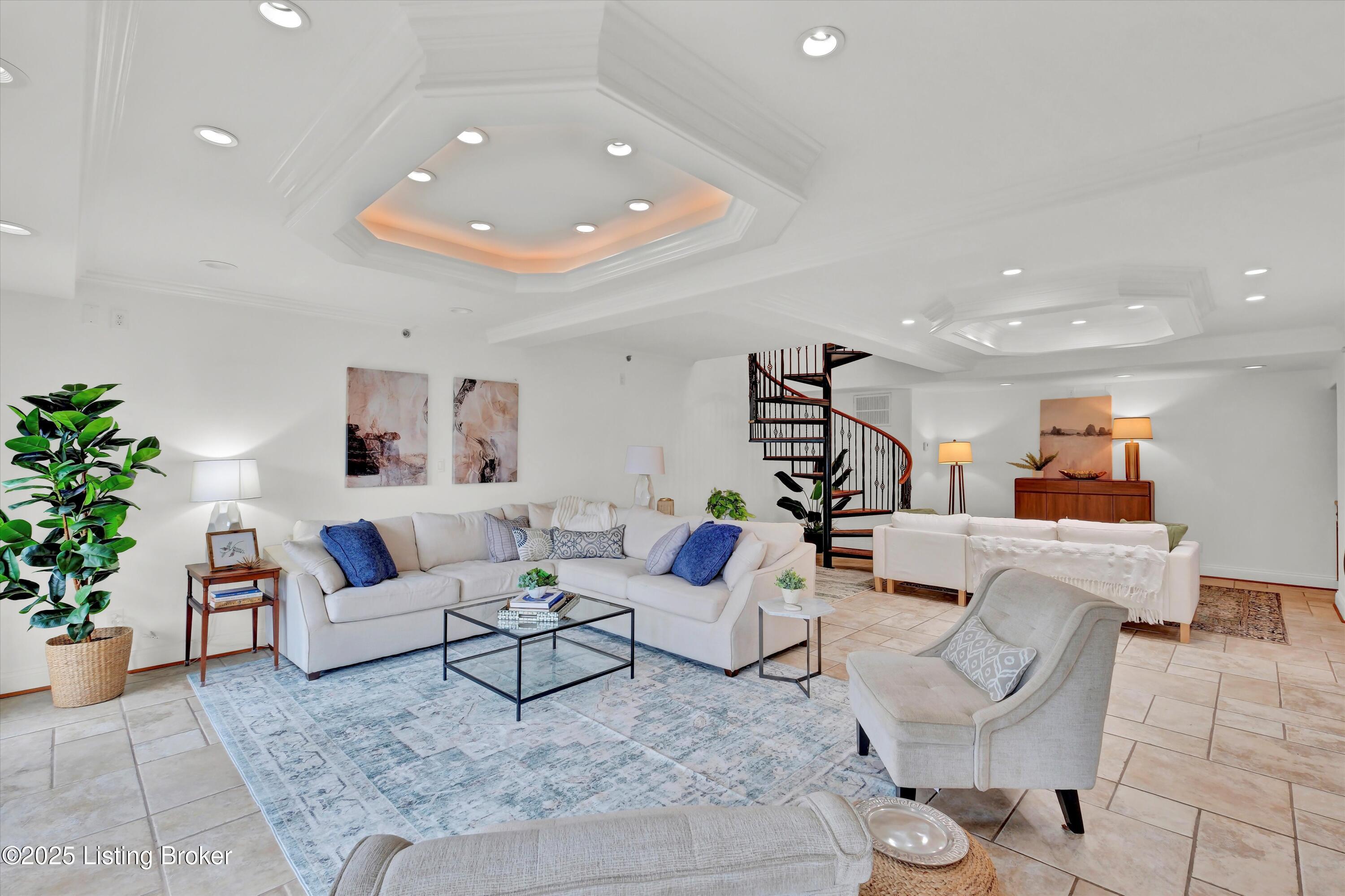 606 W Riverside Dr