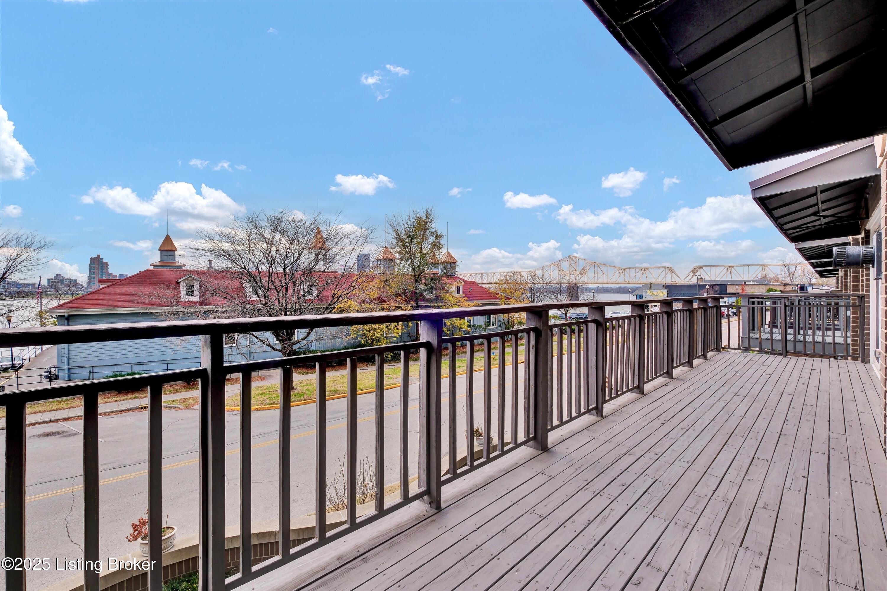 606 W Riverside Dr