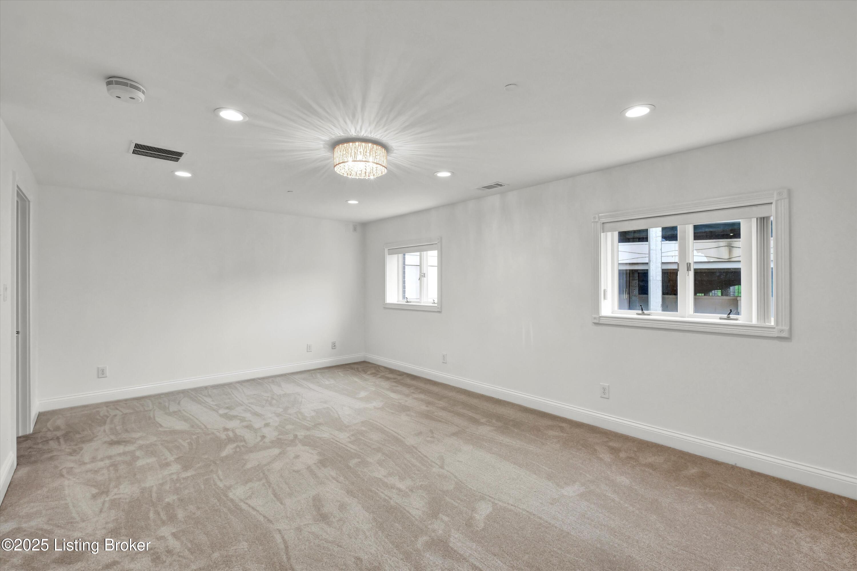 606 W Riverside Dr
