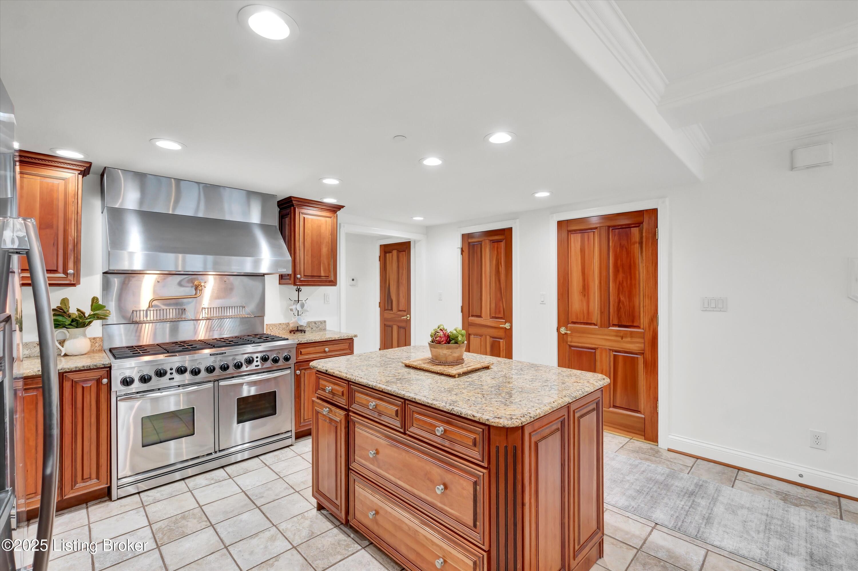 606 W Riverside Dr