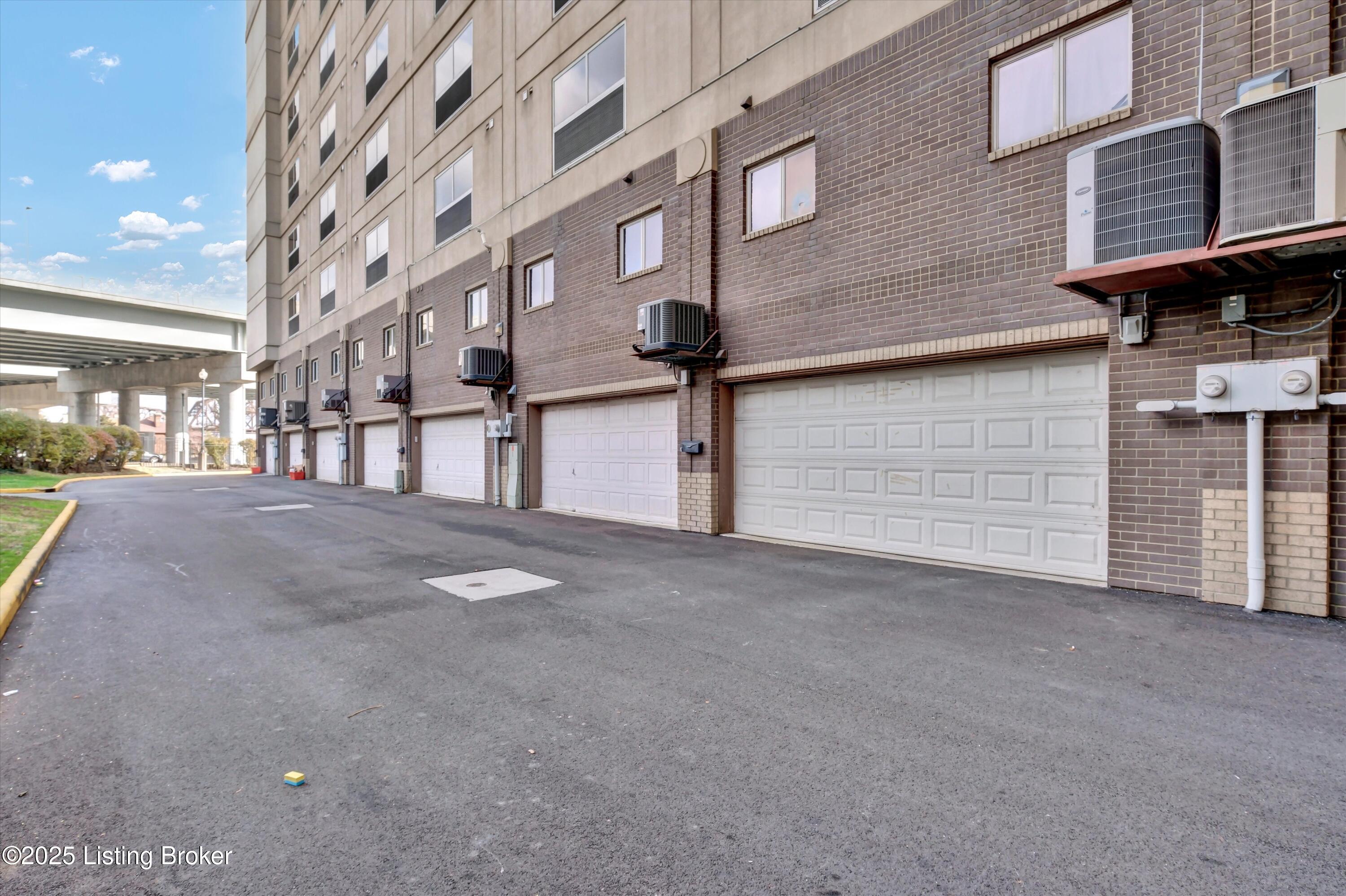 606 W Riverside Dr