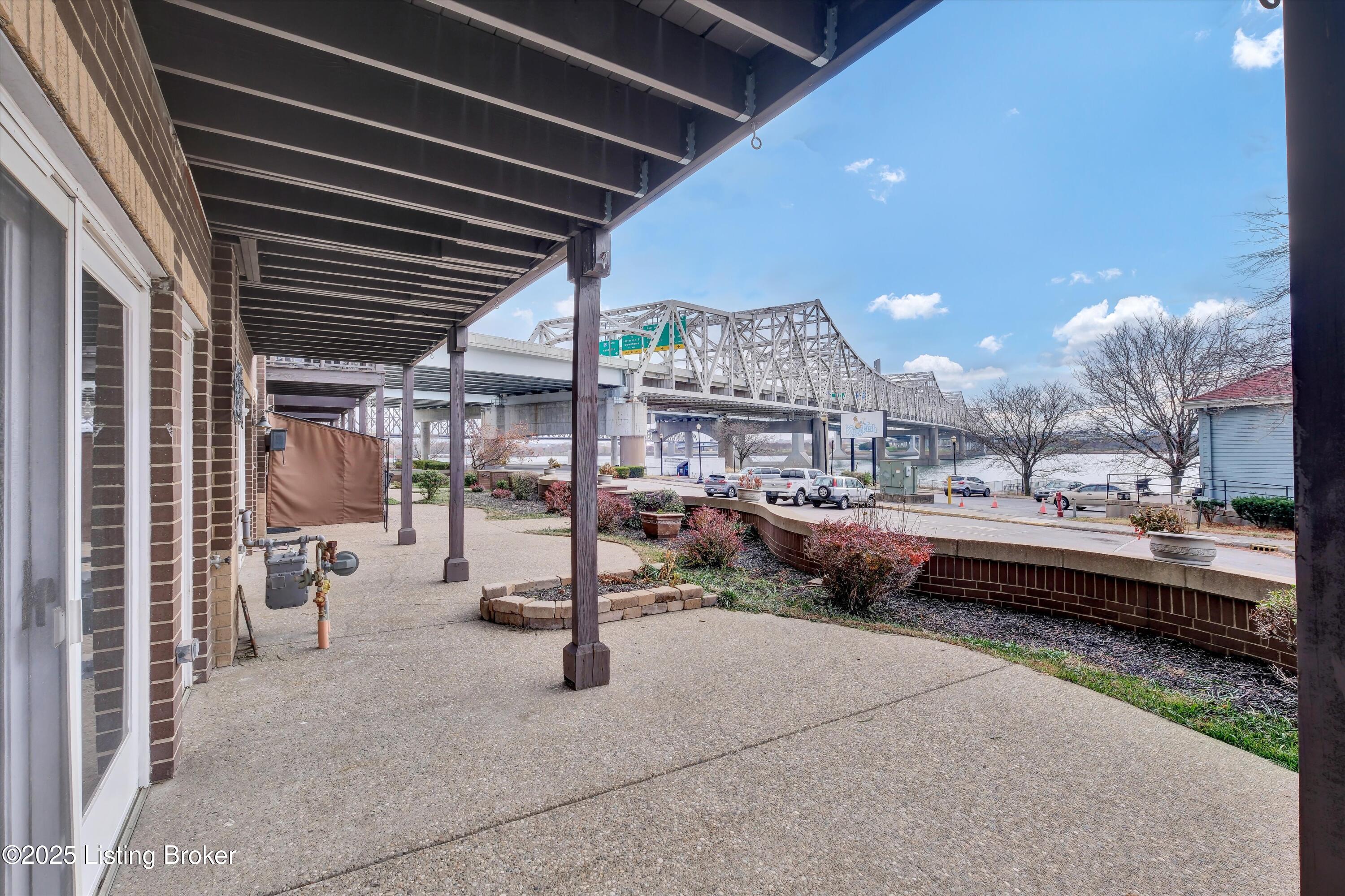 606 W Riverside Dr
