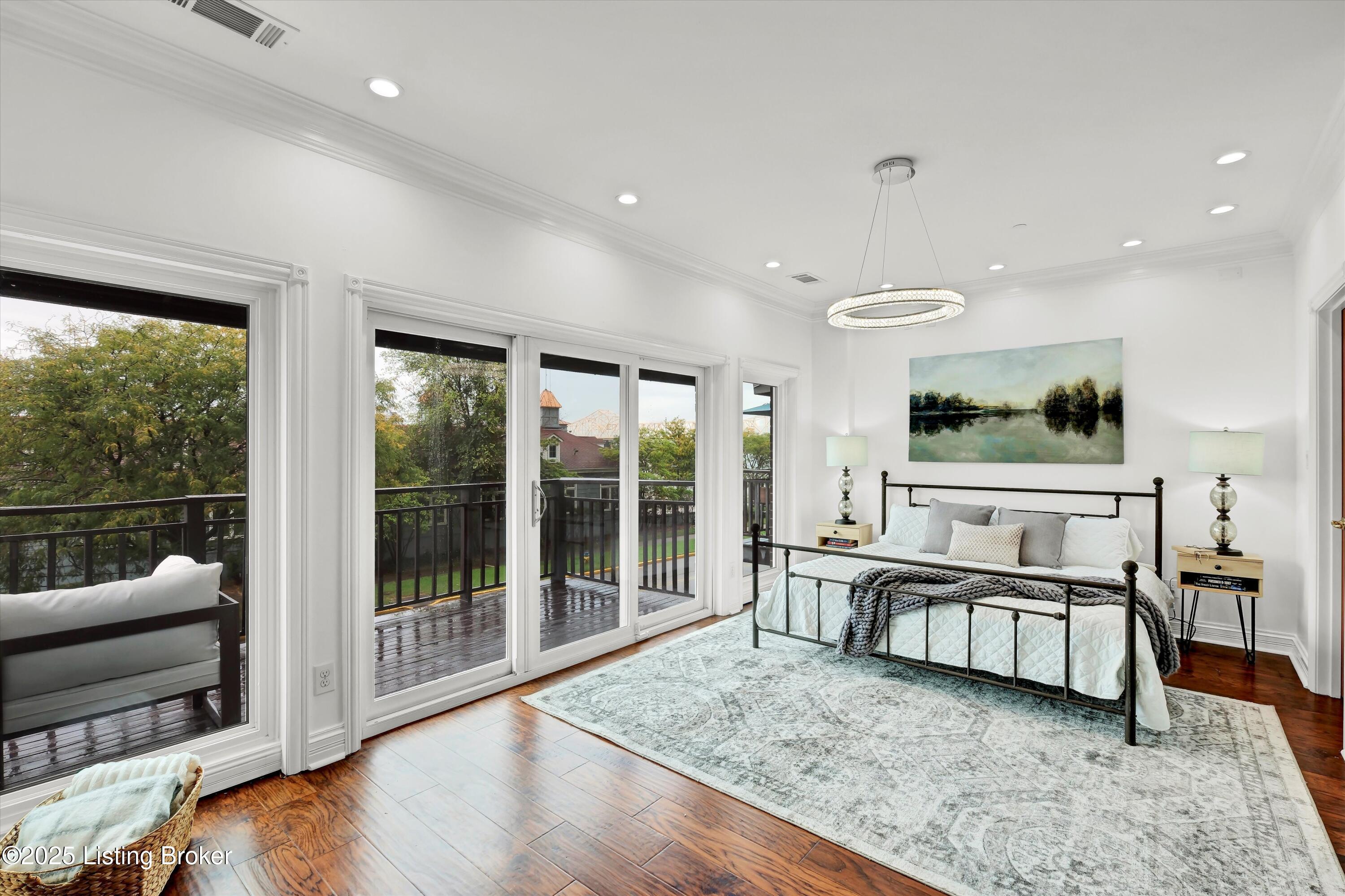 606 W Riverside Dr