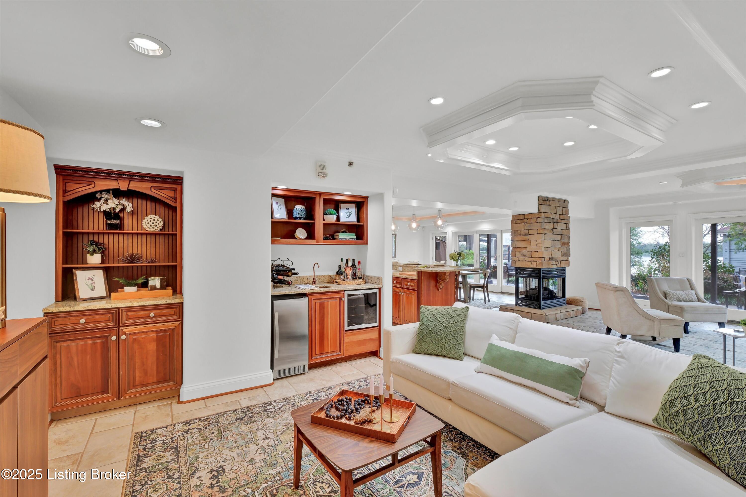606 W Riverside Dr