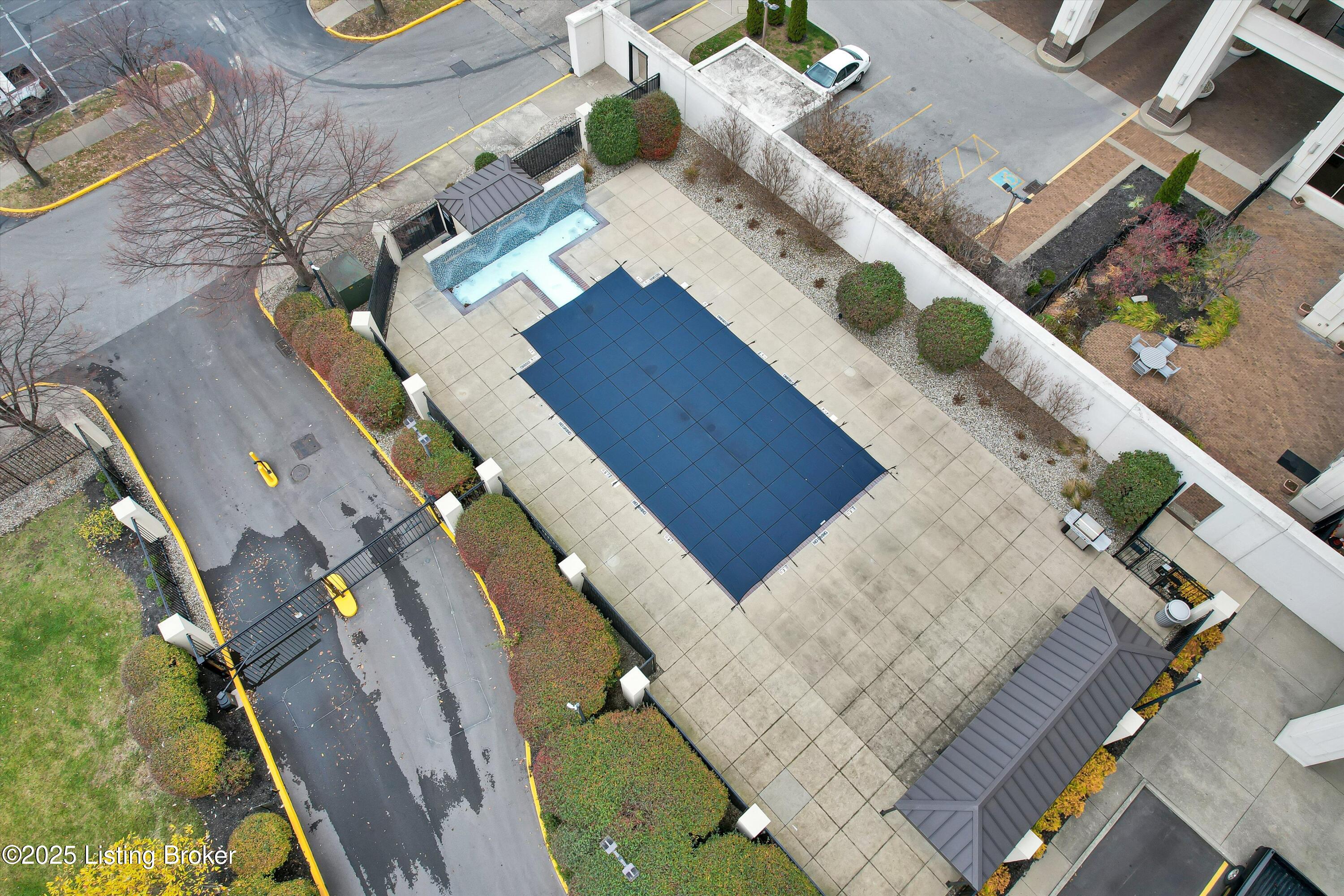 606 W Riverside Dr