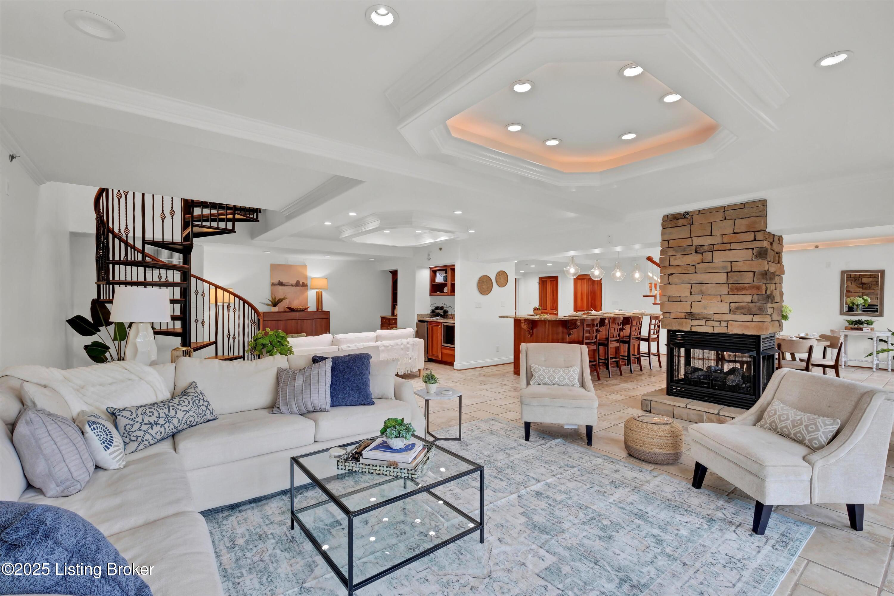 606 W Riverside Dr