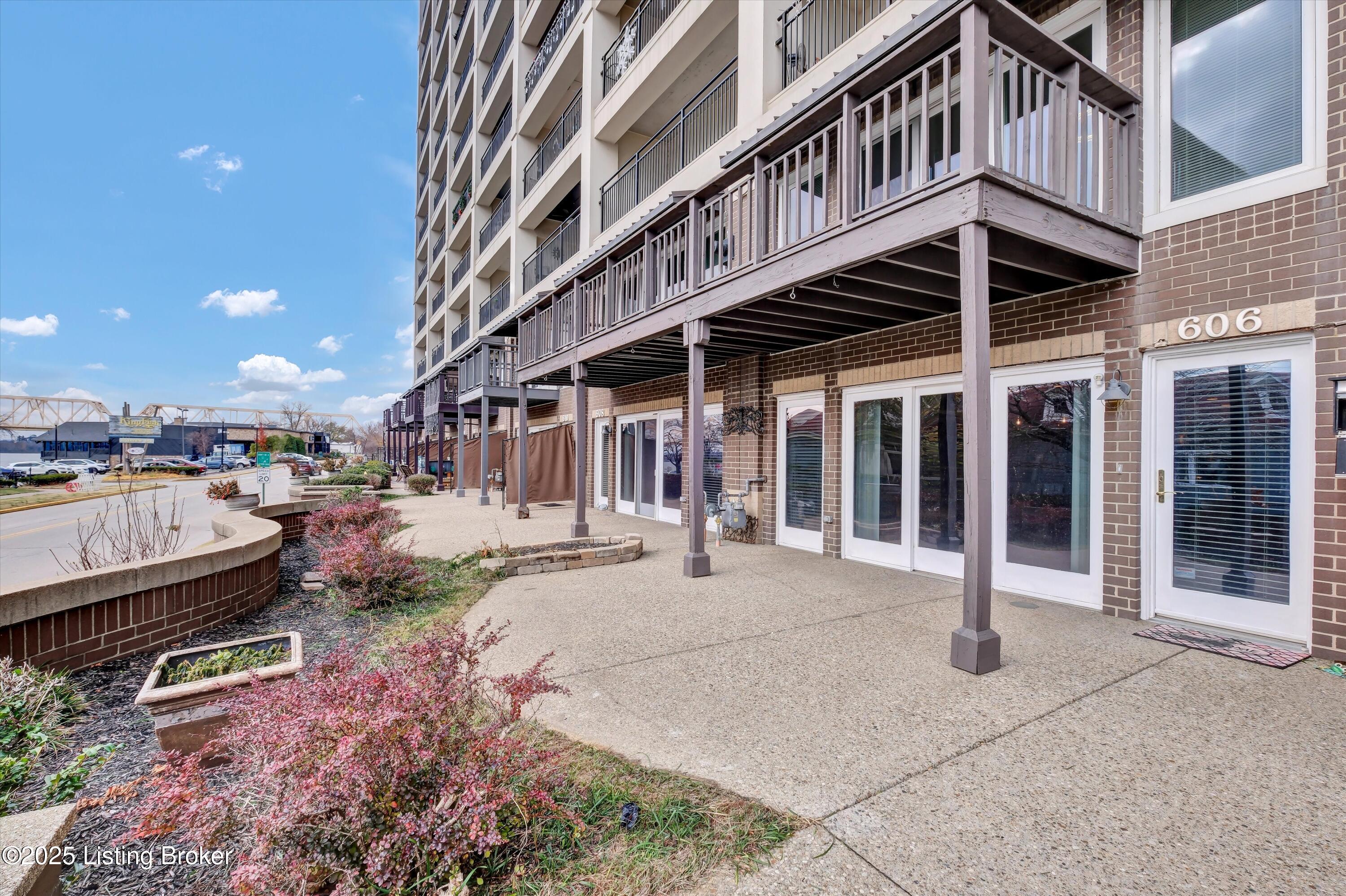 606 W Riverside Dr