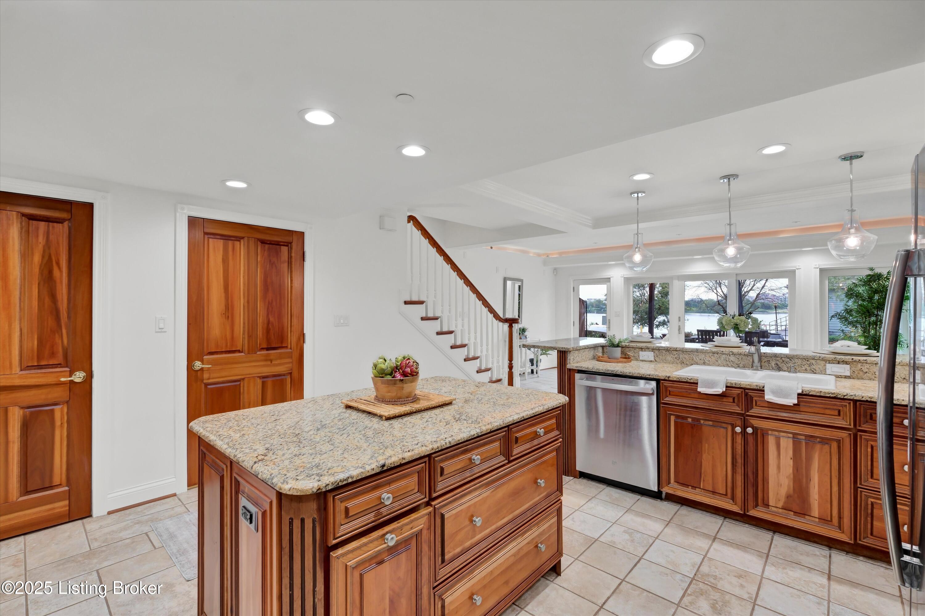606 W Riverside Dr