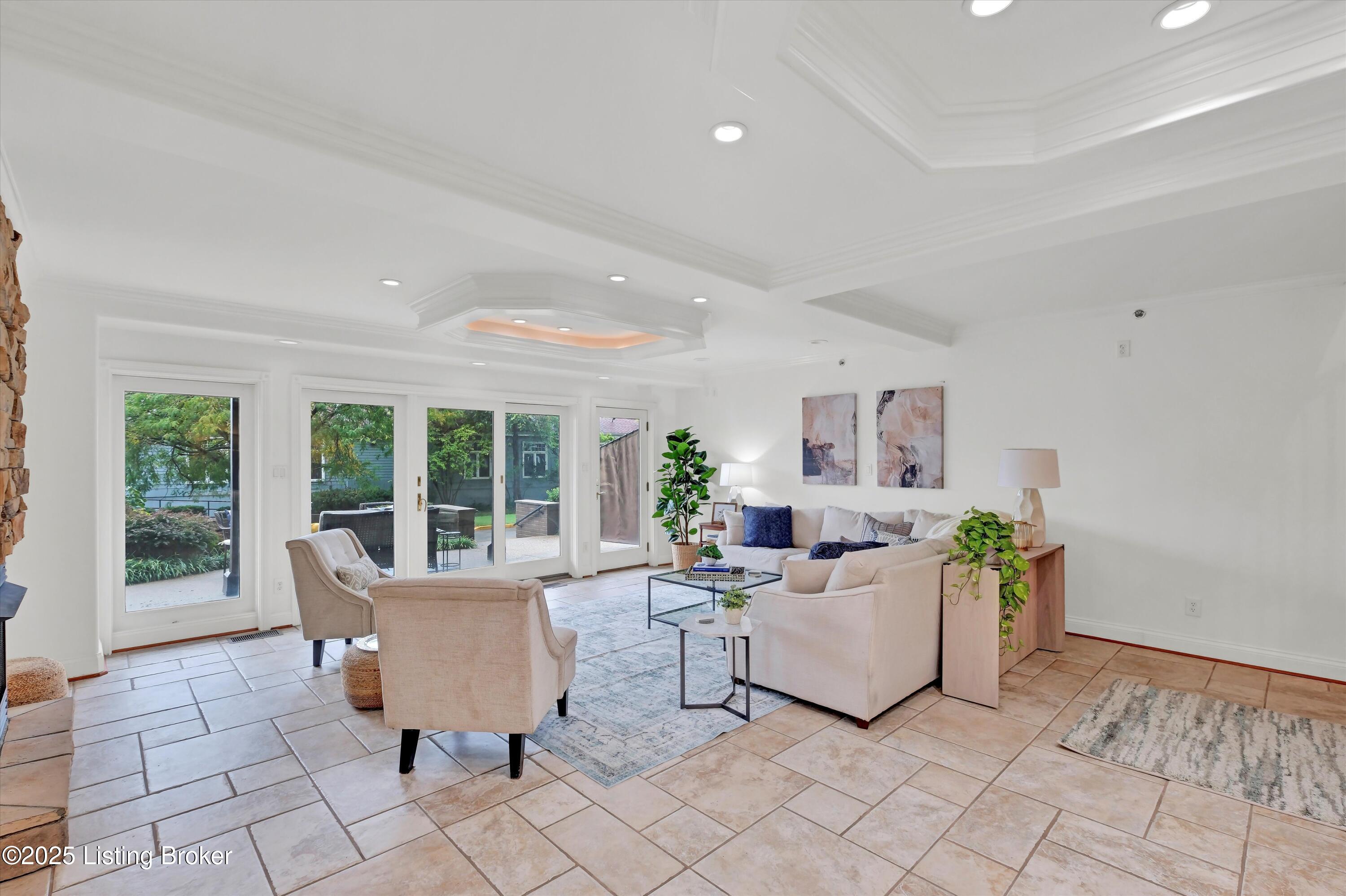 606 W Riverside Dr