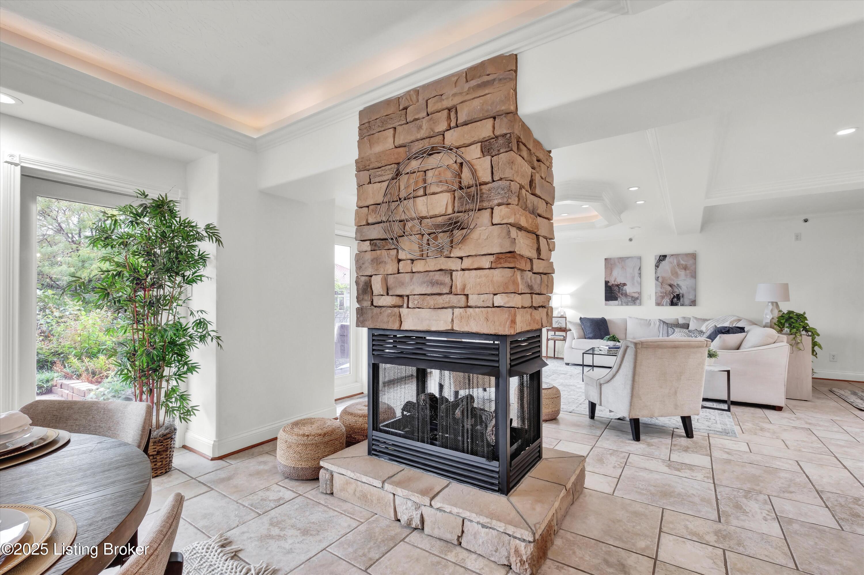 606 W Riverside Dr