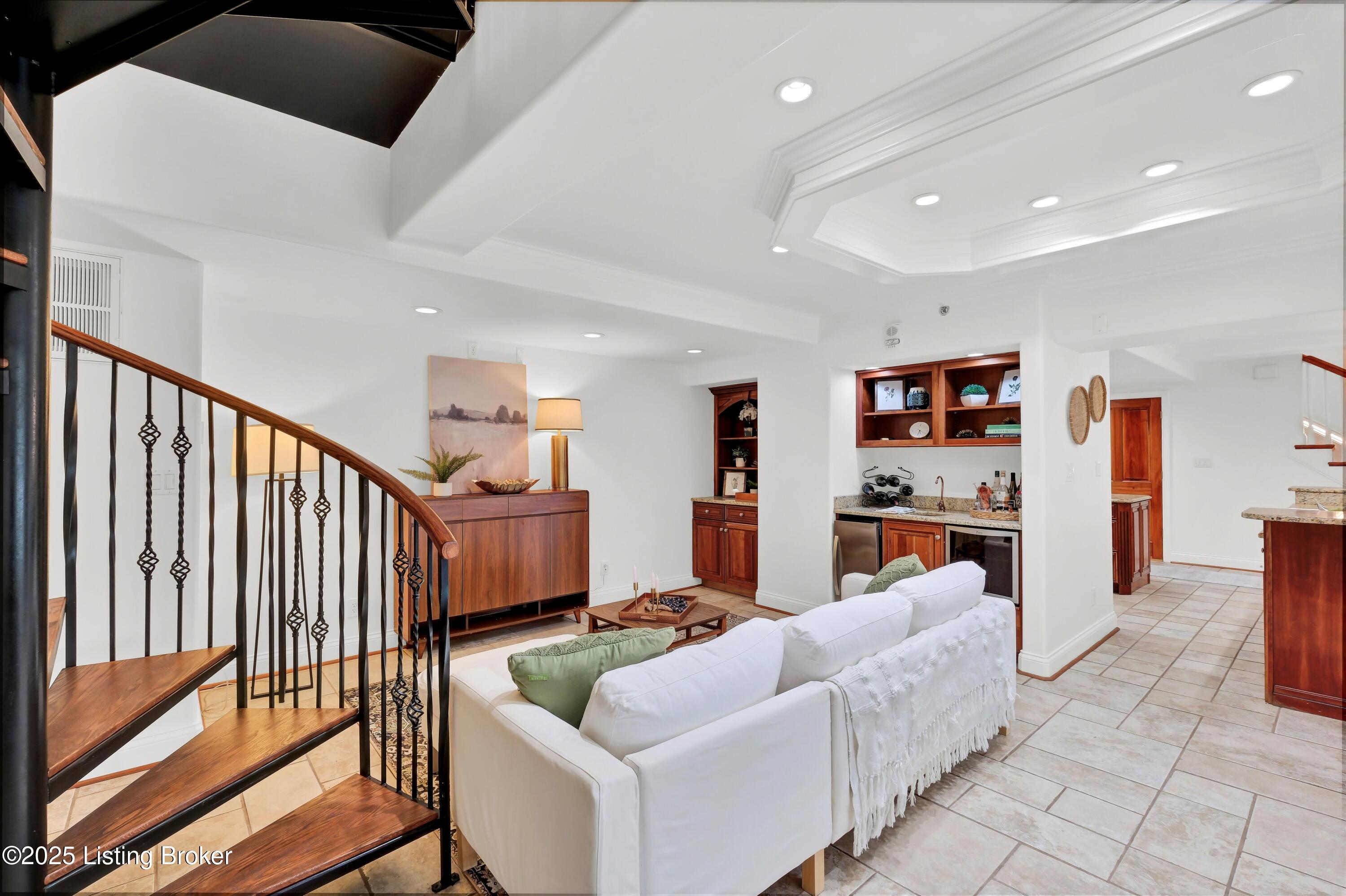 606 W Riverside Dr
